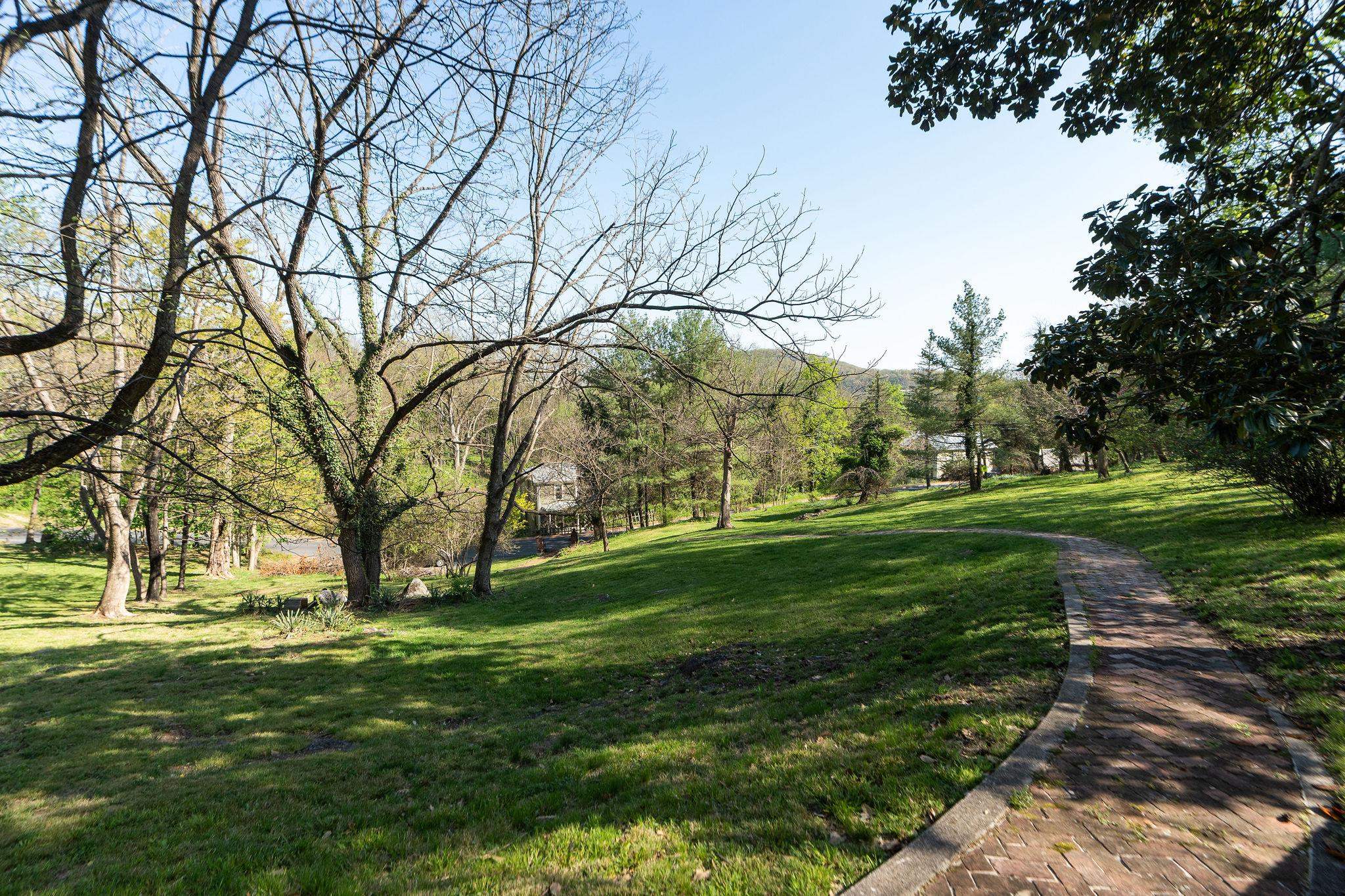 675 E BEVERLEY ST, STAUNTON, Virginia 24401, 4 Bedrooms Bedrooms, ,3 BathroomsBathrooms,Residential,675 E BEVERLEY ST,663500 MLS # 663500