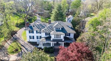 675 E BEVERLEY ST, STAUNTON, Virginia 24401, 4 Bedrooms Bedrooms, ,3 BathroomsBathrooms,Residential,675 E BEVERLEY ST,663500 MLS # 663500