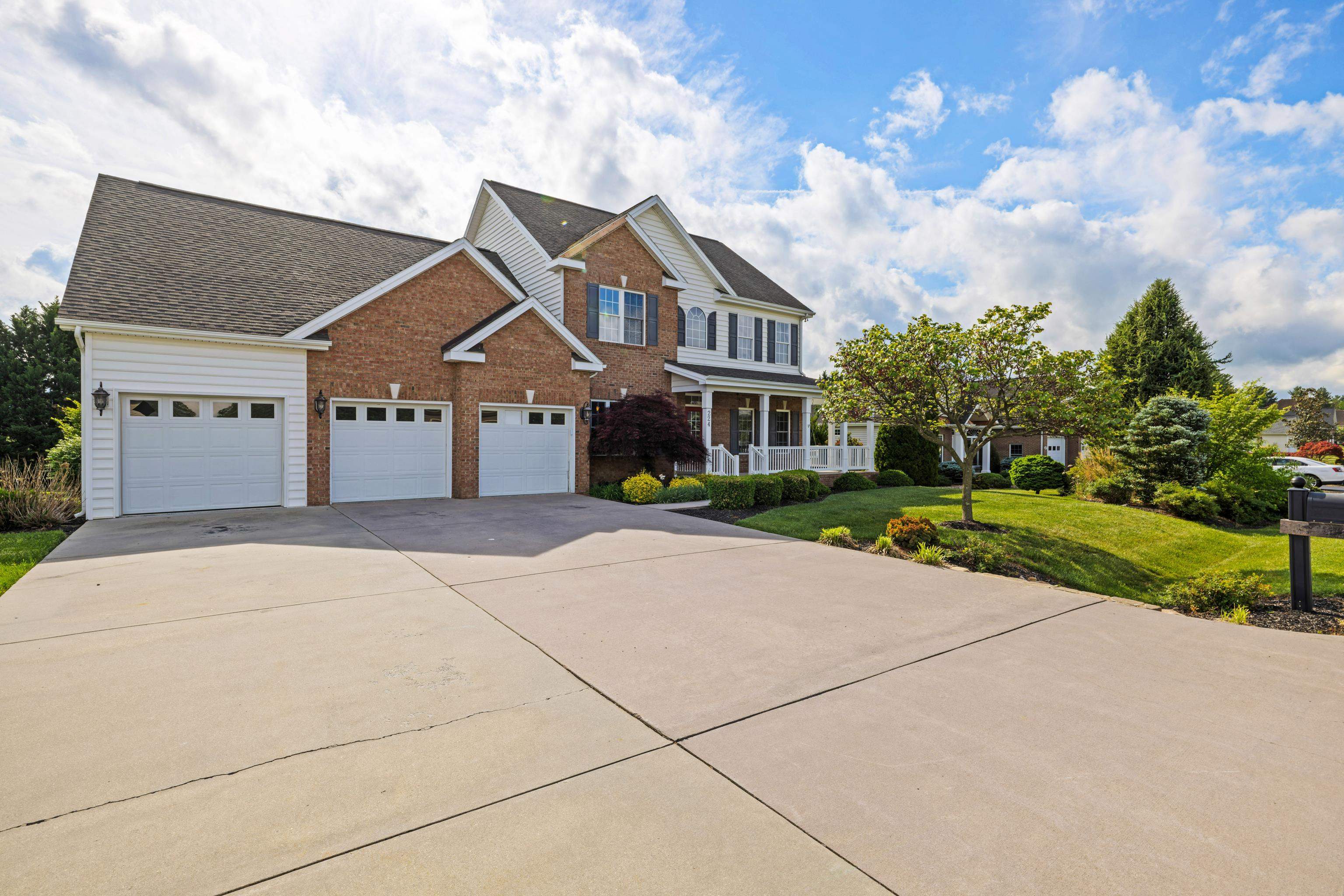 224 KENSINGTON DR, ELKTON, Virginia 22827, 5 Bedrooms Bedrooms, ,4 BathroomsBathrooms,Residential,224 KENSINGTON DR,664460 MLS # 664460