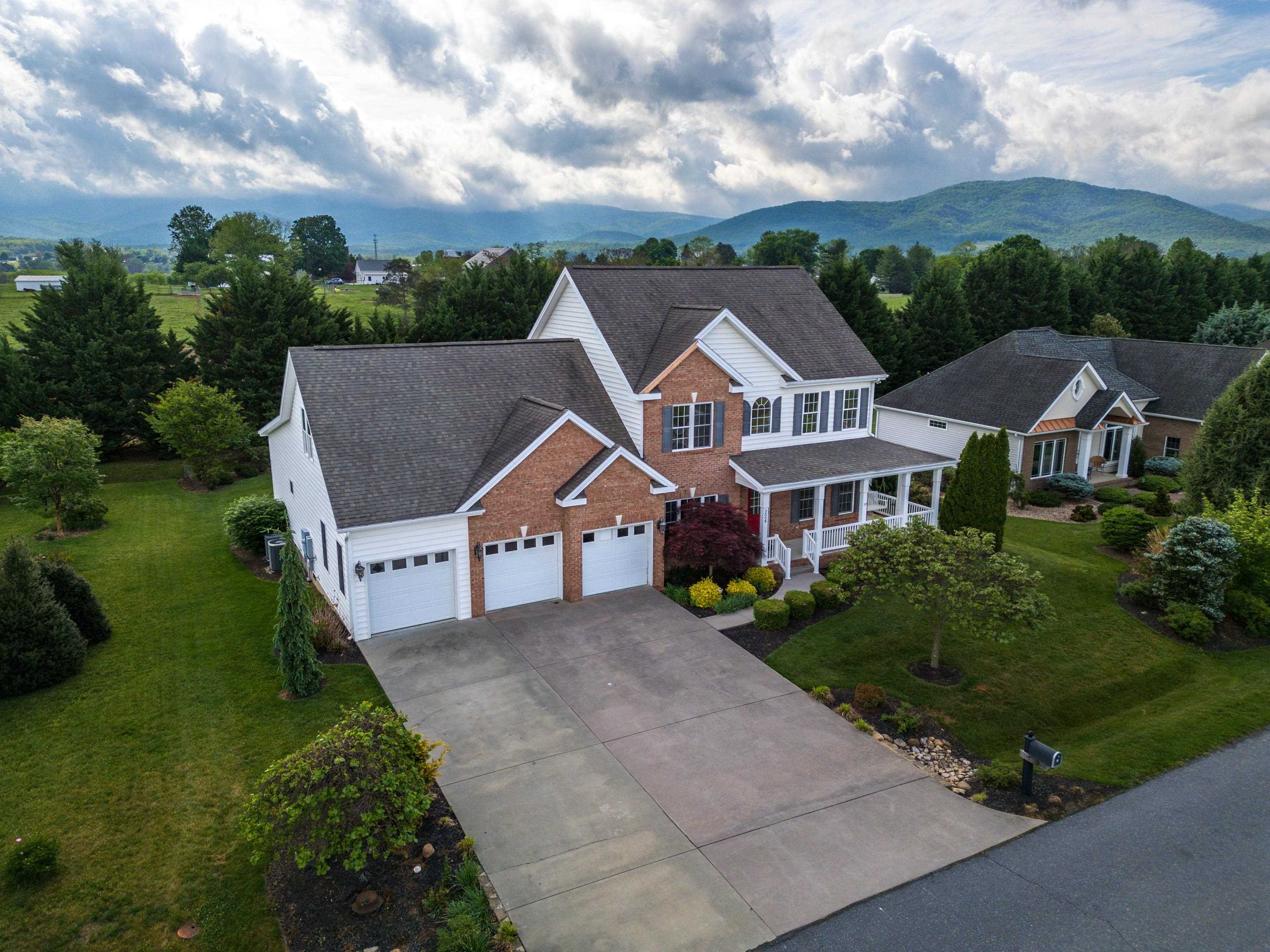 224 KENSINGTON DR, ELKTON, Virginia 22827, 5 Bedrooms Bedrooms, ,4 BathroomsBathrooms,Residential,224 KENSINGTON DR,664460 MLS # 664460
