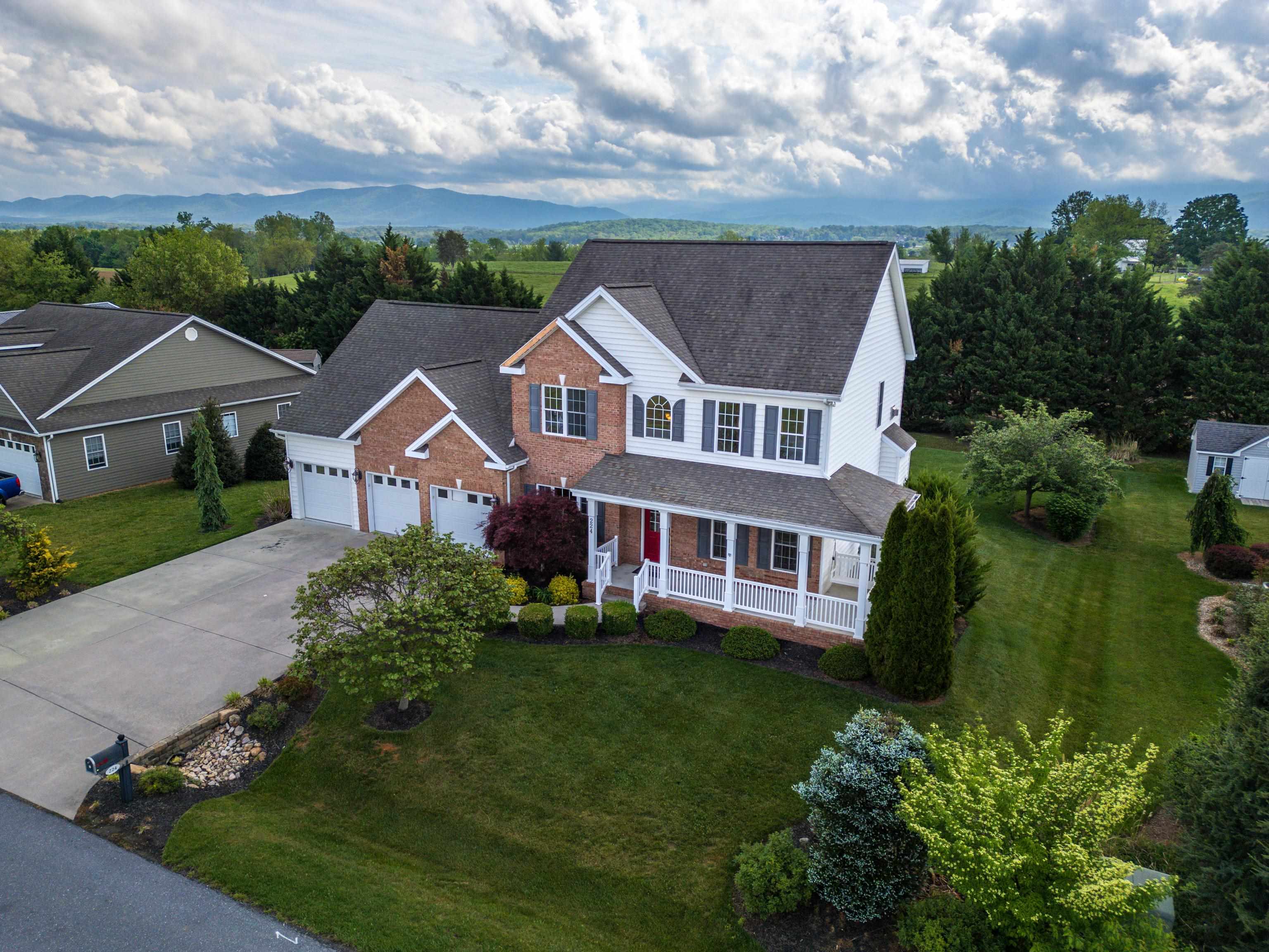 224 KENSINGTON DR, ELKTON, Virginia 22827, 5 Bedrooms Bedrooms, ,4 BathroomsBathrooms,Residential,224 KENSINGTON DR,664460 MLS # 664460