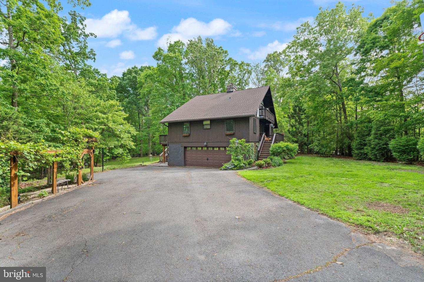 11713 HENDERSON RD, CLIFTON, Virginia 20124, 4 Bedrooms Bedrooms, ,3 BathroomsBathrooms,Residential,For sale,11713 HENDERSON RD,VAFX2235162 MLS # VAFX2235162