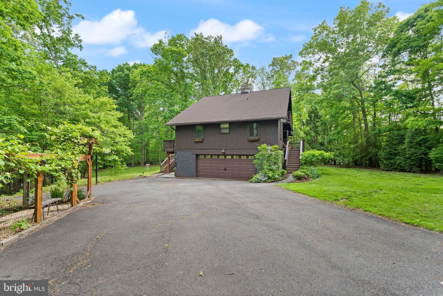 11713 HENDERSON RD, CLIFTON, Virginia 20124, 4 Bedrooms Bedrooms, ,3 BathroomsBathrooms,Residential,For sale,11713 HENDERSON RD,VAFX2235162 MLS # VAFX2235162