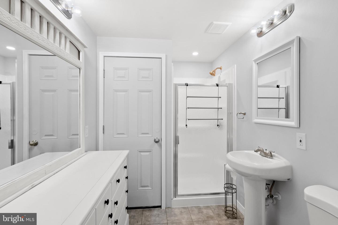 5426 FLINT TAVERN PL, BURKE, Virginia 22015, 5 Bedrooms Bedrooms, ,3 BathroomsBathrooms,Residential,For sale,5426 FLINT TAVERN PL,VAFX2238982 MLS # VAFX2238982