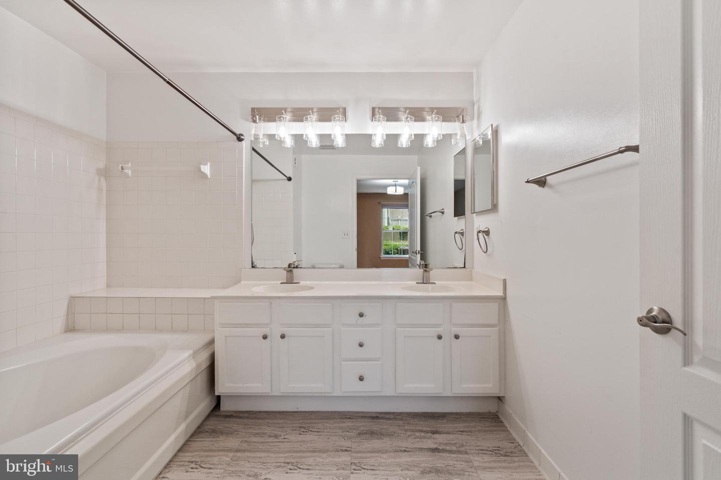 5632 WILLOUGHBY NEWTON DR #11, CENTREVILLE, Virginia 20120, 2 Bedrooms Bedrooms, ,2 BathroomsBathrooms,Residential,For sale,5632 WILLOUGHBY NEWTON DR #11,VAFX2240252 MLS # VAFX2240252