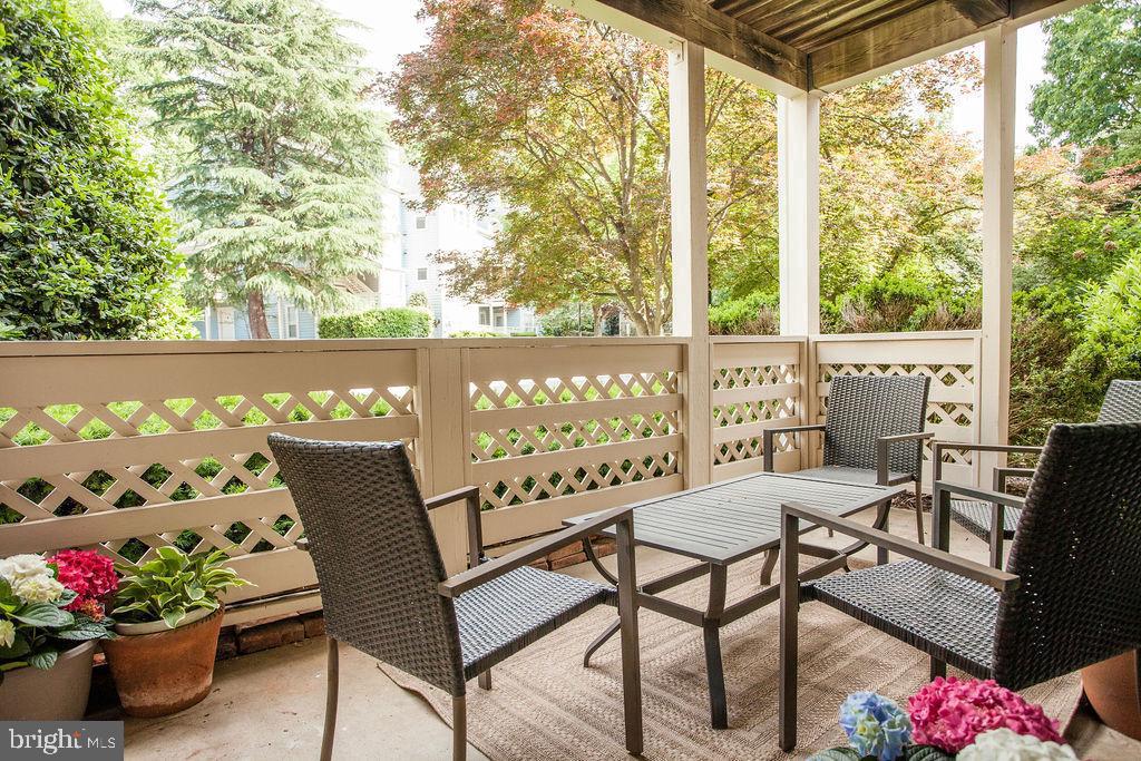 7704 WILLOW POINT DR #7704, FALLS CHURCH, Virginia 22042, 2 Bedrooms Bedrooms, ,1 BathroomBathrooms,Residential,For sale,7704 WILLOW POINT DR #7704,VAFX2240386 MLS # VAFX2240386