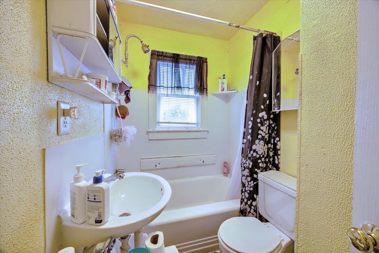 14 E GAY ST, STAUNTON, Virginia 24401, 3 Bedrooms Bedrooms, ,1 BathroomBathrooms,Residential,14 E GAY ST,664490 MLS # 664490