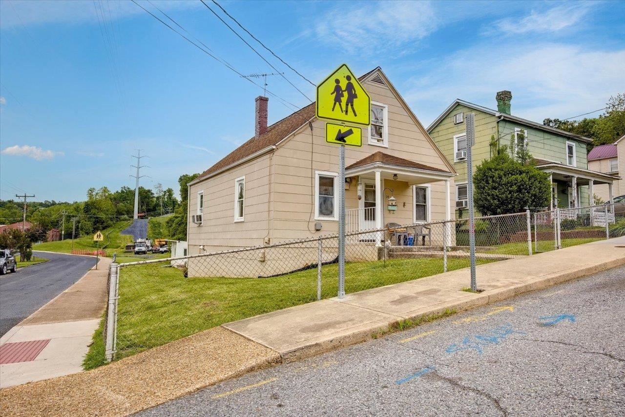 14 E GAY ST, STAUNTON, Virginia 24401, 3 Bedrooms Bedrooms, ,1 BathroomBathrooms,Residential,14 E GAY ST,664490 MLS # 664490