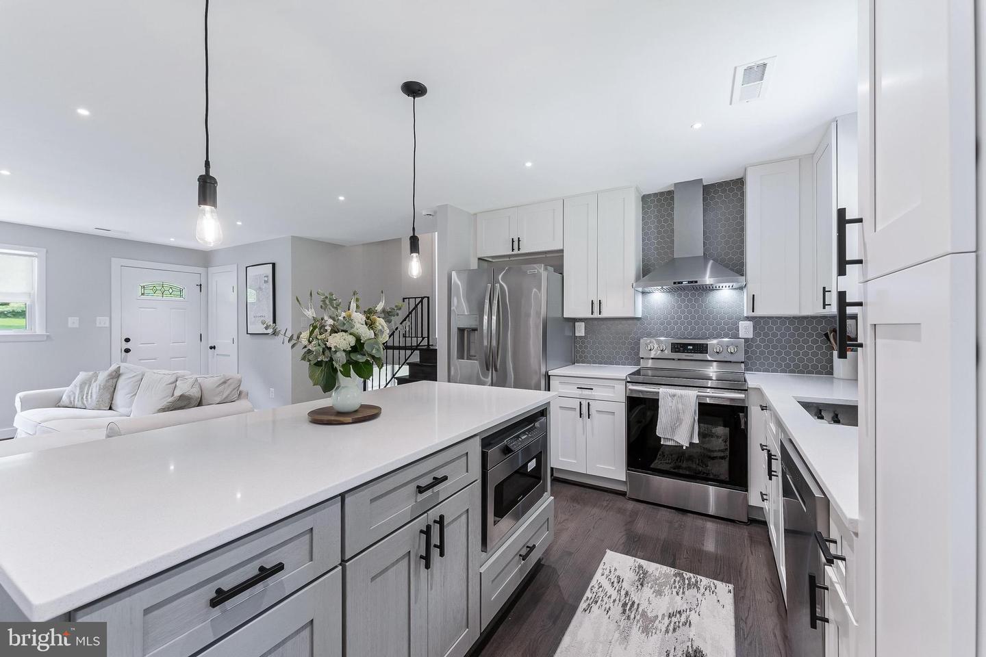 5801 BROOKVIEW DR, ALEXANDRIA, Virginia 22310, 3 Bedrooms Bedrooms, ,2 BathroomsBathrooms,Residential,For sale,5801 BROOKVIEW DR,VAFX2235410 MLS # VAFX2235410