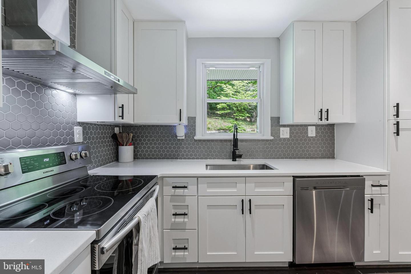 5801 BROOKVIEW DR, ALEXANDRIA, Virginia 22310, 3 Bedrooms Bedrooms, ,2 BathroomsBathrooms,Residential,For sale,5801 BROOKVIEW DR,VAFX2235410 MLS # VAFX2235410