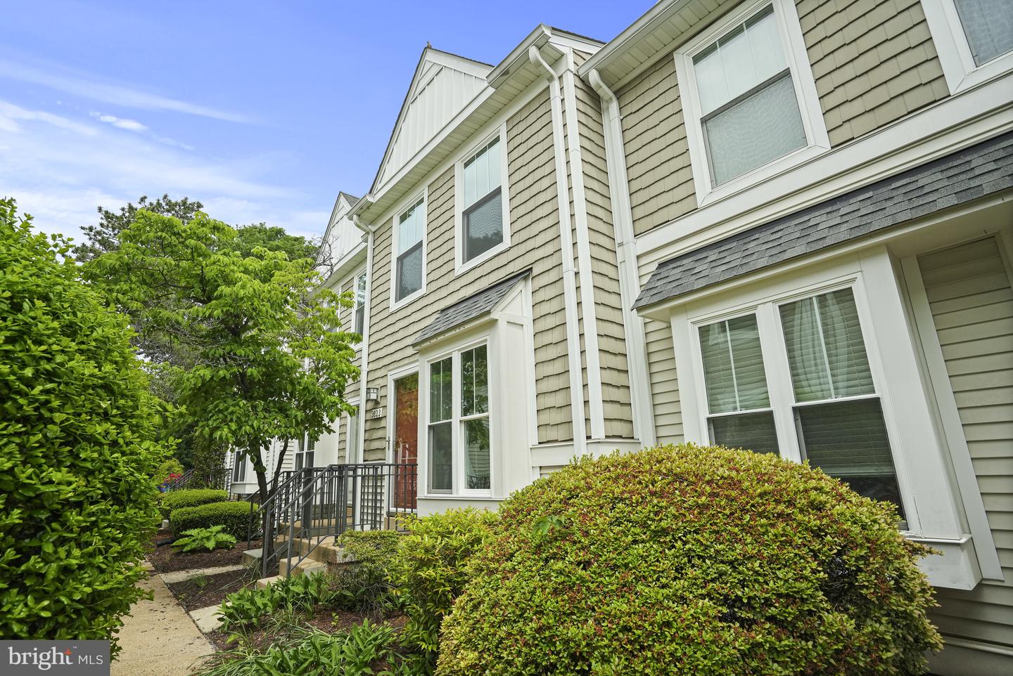 3823 9TH RD S, ARLINGTON, Virginia 22204, 2 Bedrooms Bedrooms, ,2 BathroomsBathrooms,Residential,For sale,3823 9TH RD S,VAAR2057404 MLS # VAAR2057404