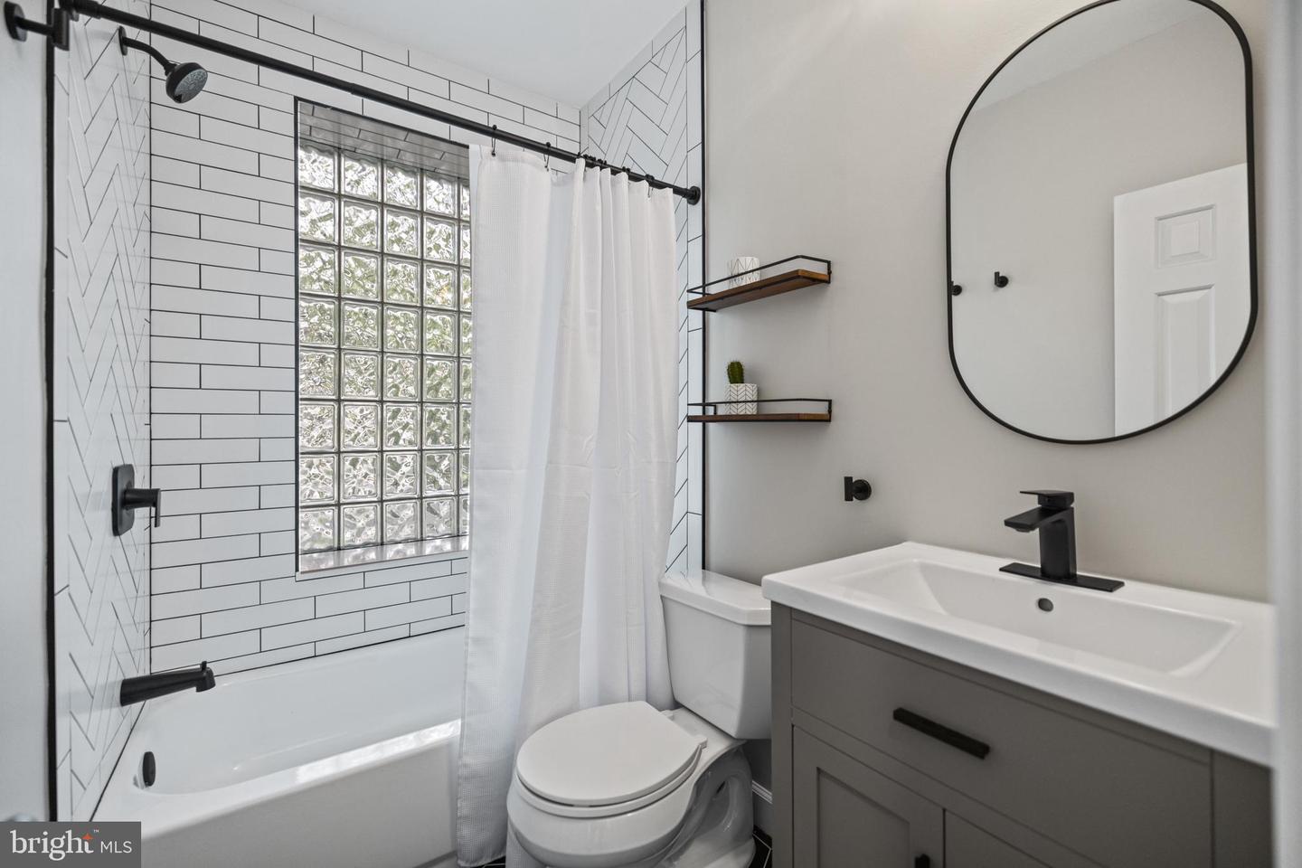 5212 MACARTHUR BLVD NW, WASHINGTON, District Of Columbia 20016, 2 Bedrooms Bedrooms, ,2 BathroomsBathrooms,Residential,For sale,5212 MACARTHUR BLVD NW,DCDC2200466 MLS # DCDC2200466