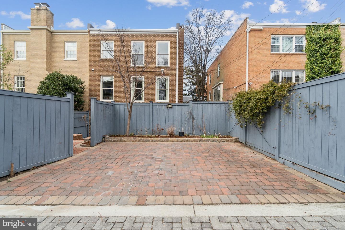 3818 KLINGLE PL NW, WASHINGTON, District Of Columbia 20016, 3 Bedrooms Bedrooms, ,3 BathroomsBathrooms,Residential,For sale,3818 KLINGLE PL NW,DCDC2200474 MLS # DCDC2200474