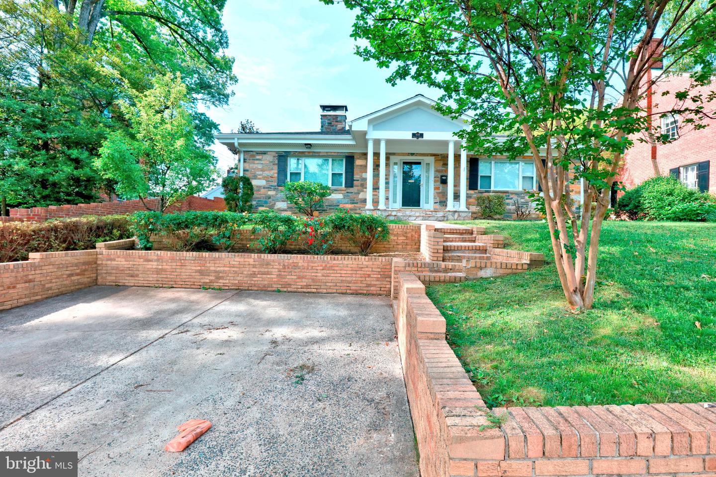 408 VIRGINIA AVE, ALEXANDRIA, Virginia 22302, 3 Bedrooms Bedrooms, ,3 BathroomsBathrooms,Residential,For sale,408 VIRGINIA AVE,VAAX2044040 MLS # VAAX2044040