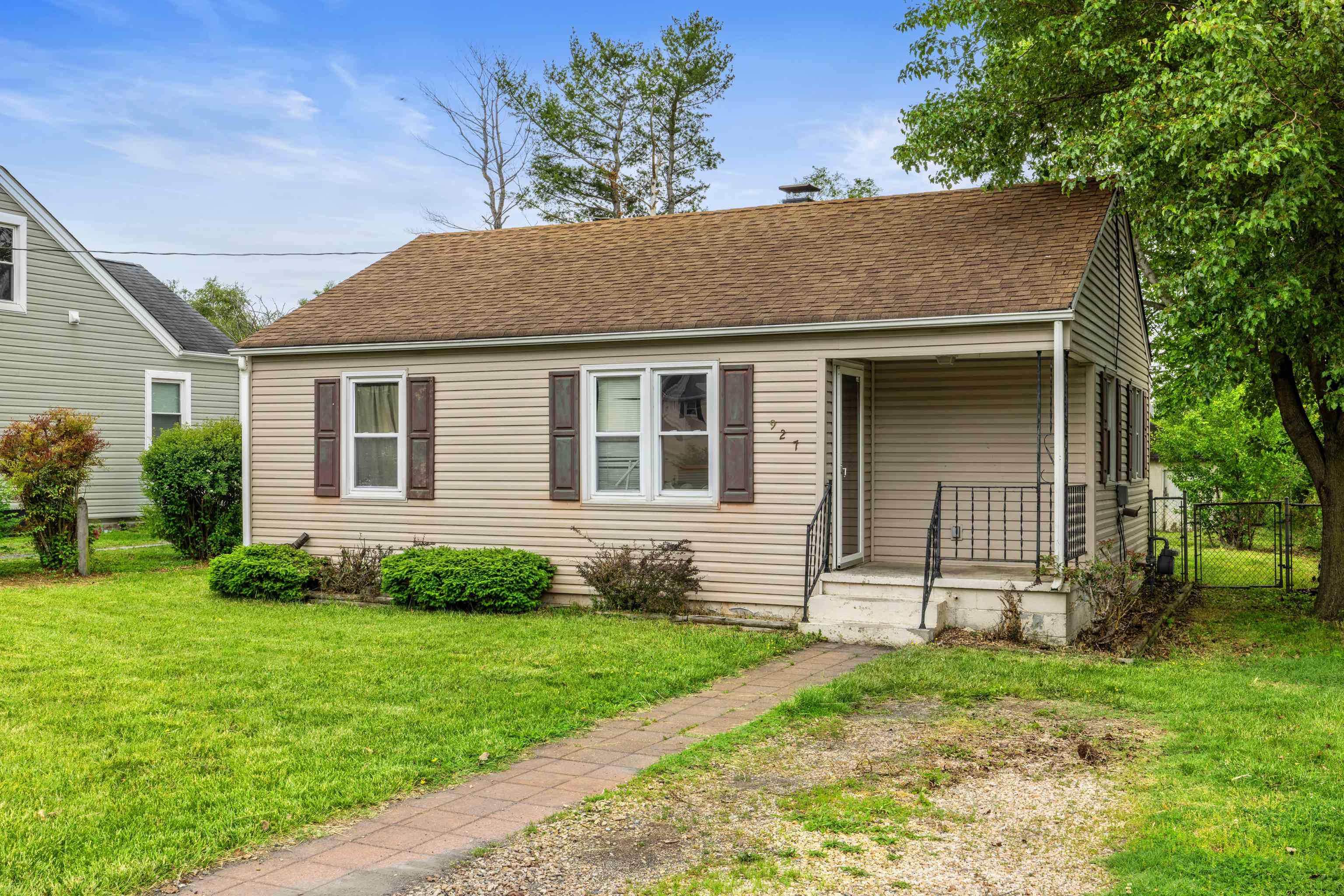 927 HIGH ST, WAYNESBORO, Virginia 22980, 2 Bedrooms Bedrooms, ,1 BathroomBathrooms,Residential,927 HIGH ST,664517 MLS # 664517
