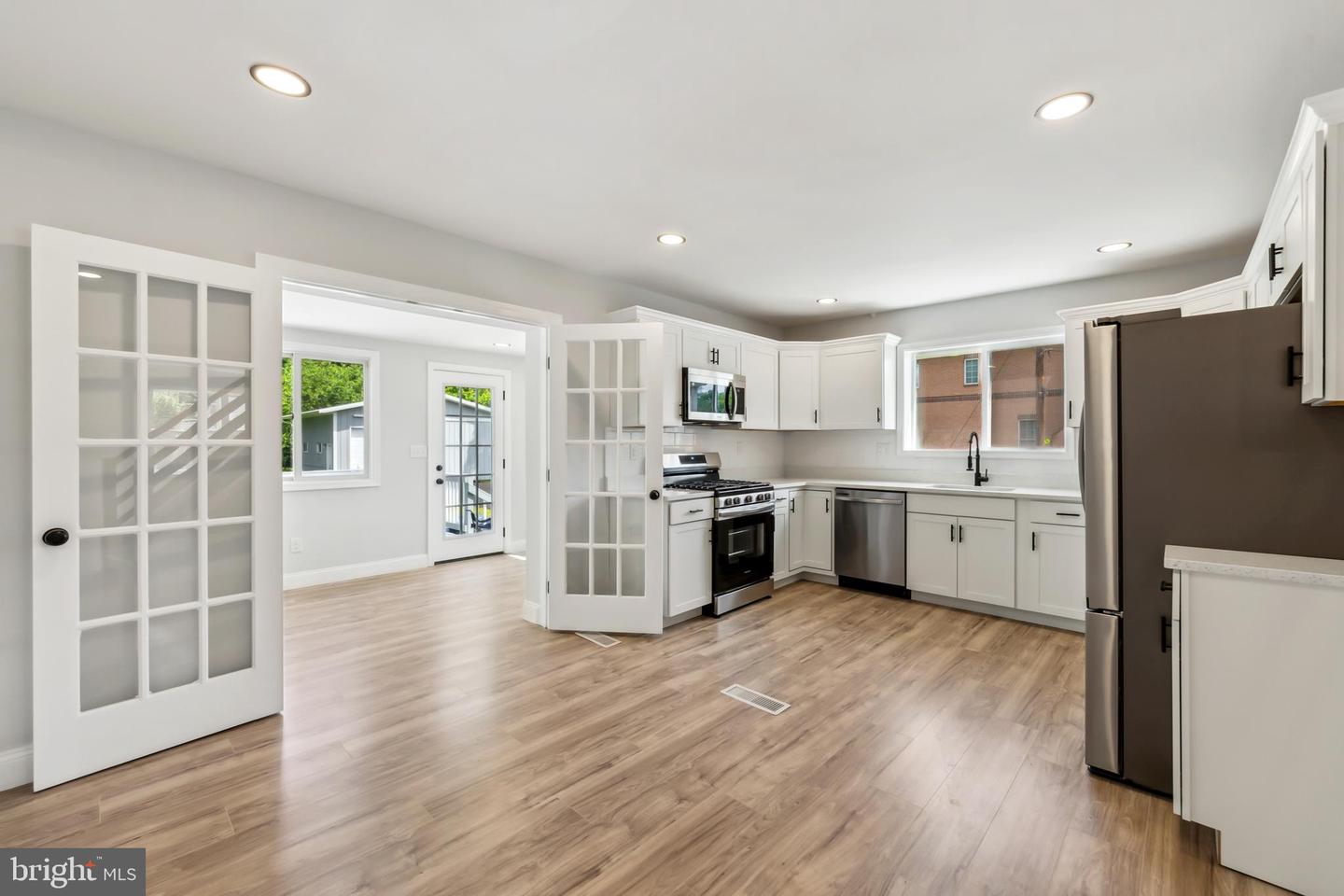 2416 SHERWOOD HALL LN, ALEXANDRIA, Virginia 22306, 5 Bedrooms Bedrooms, ,3 BathroomsBathrooms,Residential,For sale,2416 SHERWOOD HALL LN,VAFX2234904 MLS # VAFX2234904