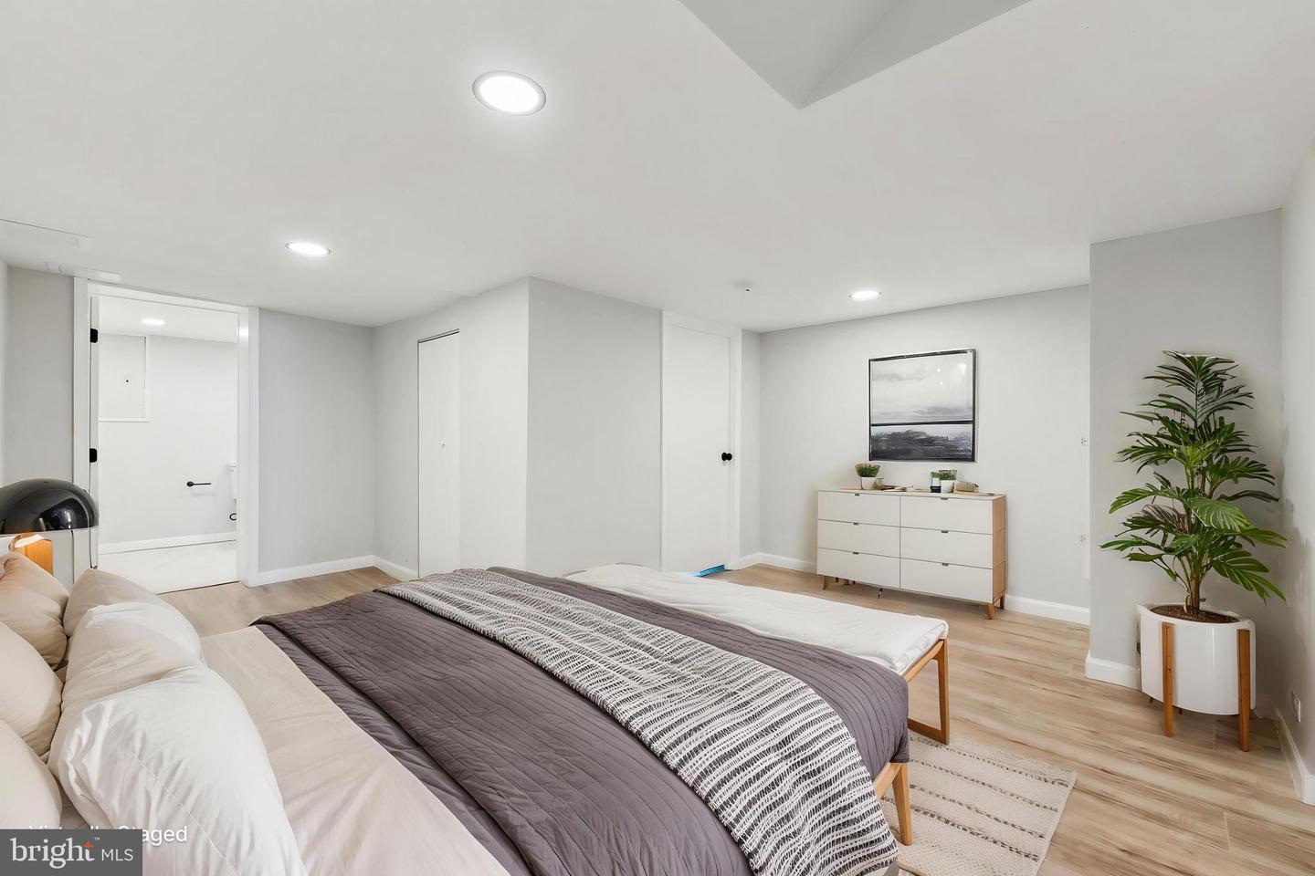 2416 SHERWOOD HALL LN, ALEXANDRIA, Virginia 22306, 5 Bedrooms Bedrooms, ,3 BathroomsBathrooms,Residential,For sale,2416 SHERWOOD HALL LN,VAFX2234904 MLS # VAFX2234904