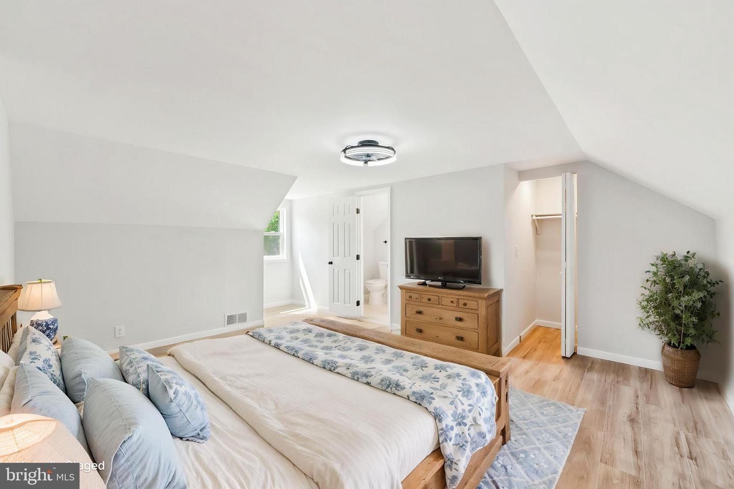 2416 SHERWOOD HALL LN, ALEXANDRIA, Virginia 22306, 5 Bedrooms Bedrooms, ,3 BathroomsBathrooms,Residential,For sale,2416 SHERWOOD HALL LN,VAFX2234904 MLS # VAFX2234904