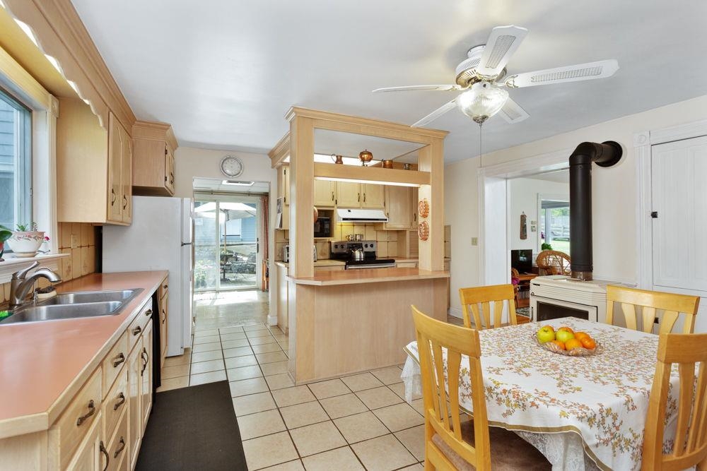 with tile floor, prep and serving bar.