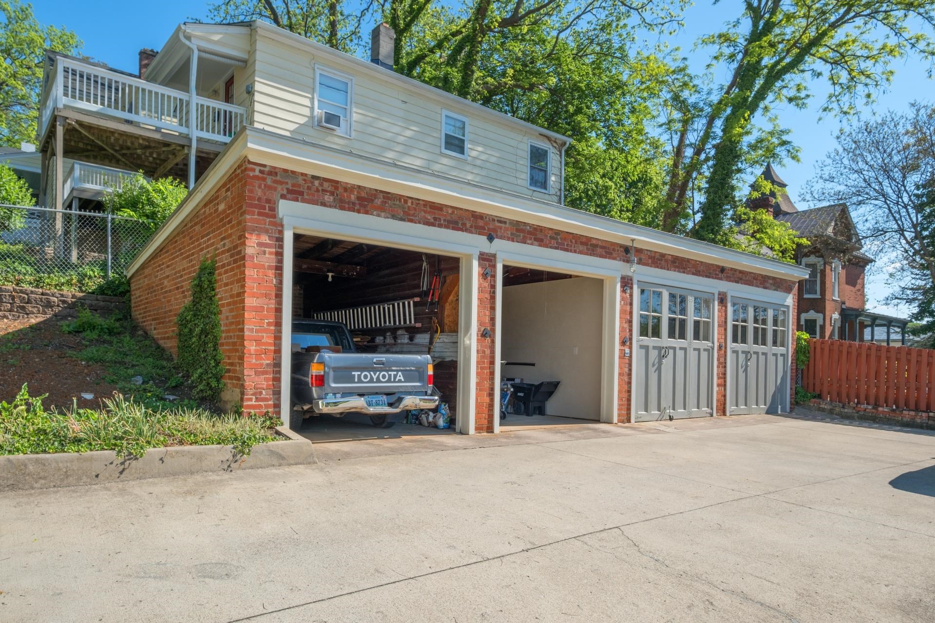 815 W BEVERLEY ST, STAUNTON, Virginia 24401, 4 Bedrooms Bedrooms, ,3 BathroomsBathrooms,Residential,815 W BEVERLEY ST,664550 MLS # 664550