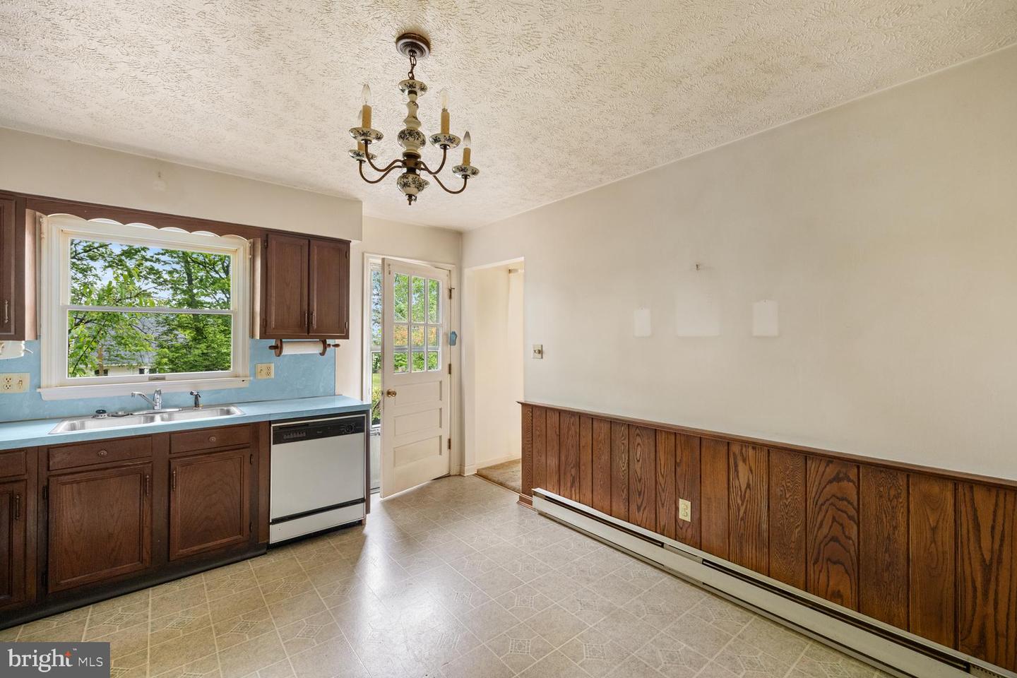 320 DAWN AVE, WOODSTOCK, Virginia 22664, 3 Bedrooms Bedrooms, ,3 BathroomsBathrooms,Residential,For sale,320 DAWN AVE,VASH2011394 MLS # VASH2011394