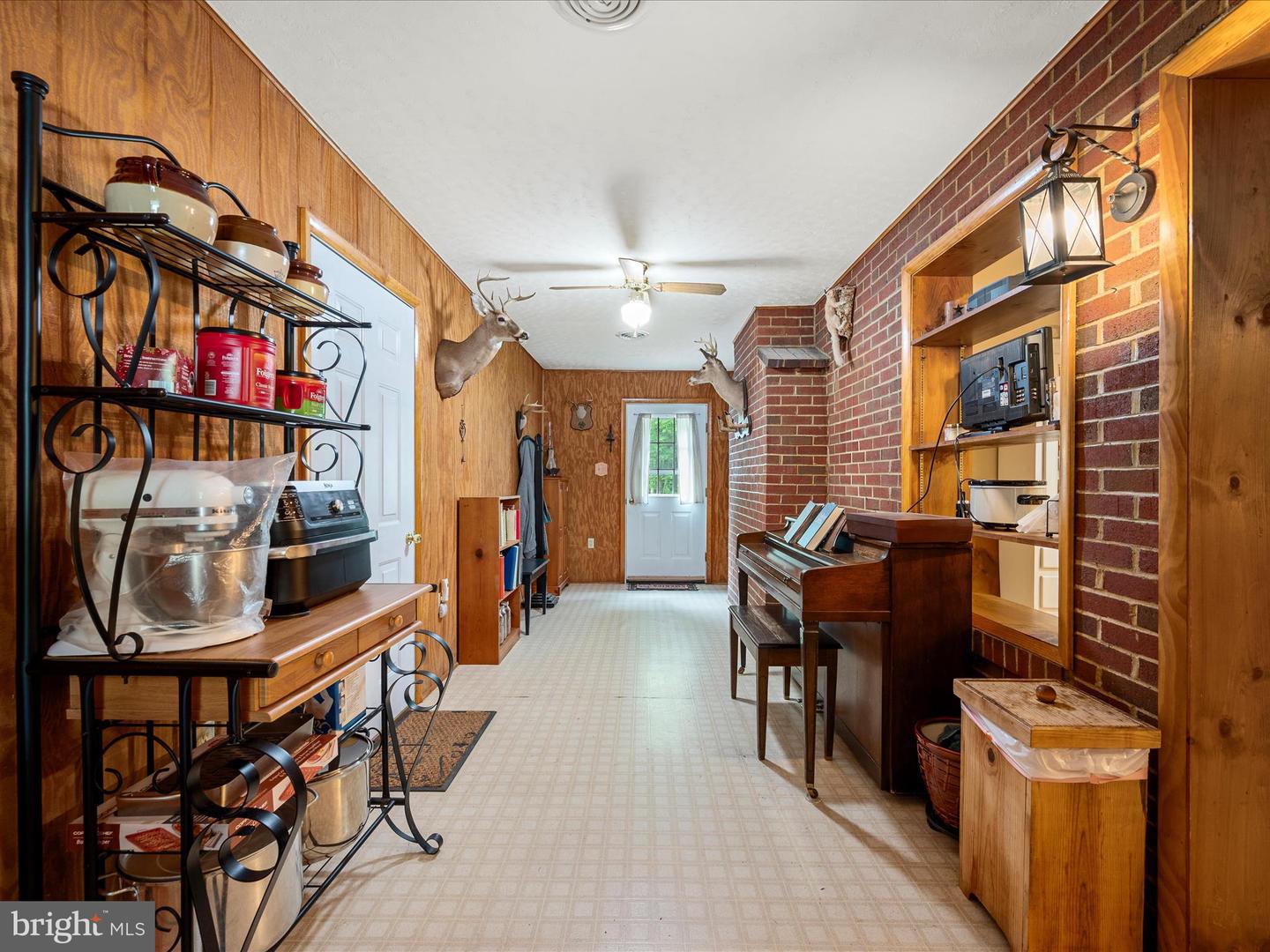 281 LIGHT RD, WINCHESTER, Virginia 22603, 3 Bedrooms Bedrooms, 7 Rooms Rooms,2 BathroomsBathrooms,Residential,For sale,281 LIGHT RD,VAFV2034036 MLS # VAFV2034036