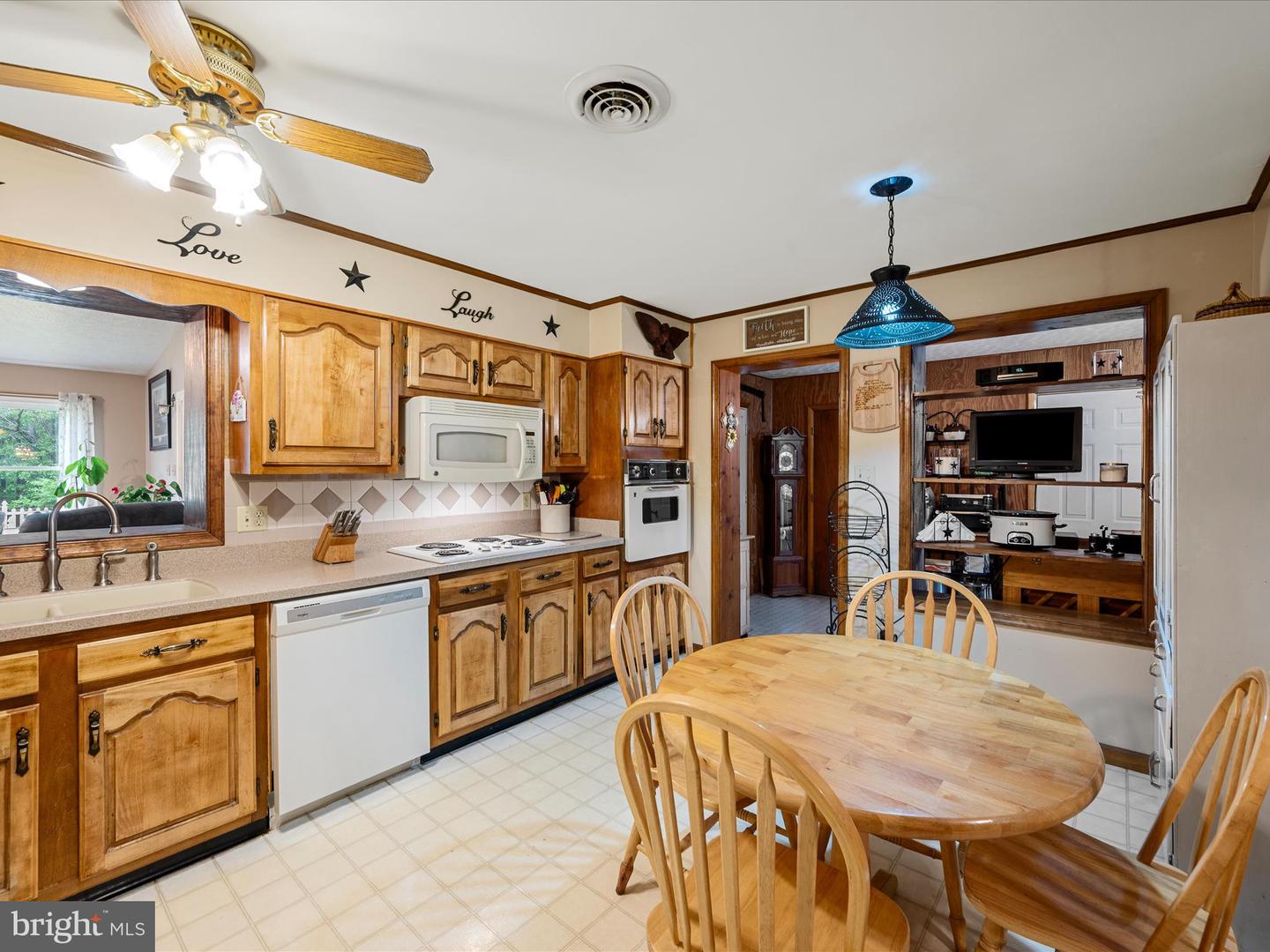 281 LIGHT RD, WINCHESTER, Virginia 22603, 3 Bedrooms Bedrooms, 7 Rooms Rooms,2 BathroomsBathrooms,Residential,For sale,281 LIGHT RD,VAFV2034036 MLS # VAFV2034036