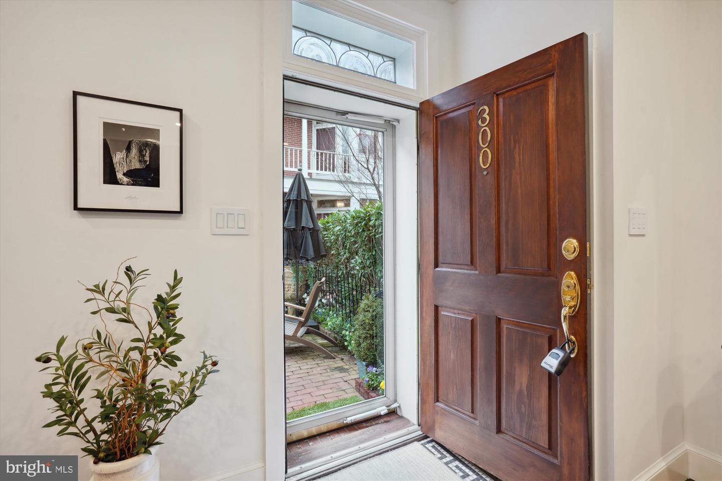 300 S COLUMBUS ST, ALEXANDRIA, Virginia 22314, 3 Bedrooms Bedrooms, 13 Rooms Rooms,3 BathroomsBathrooms,Residential,For sale,300 S COLUMBUS ST,VAAX2045270 MLS # VAAX2045270
