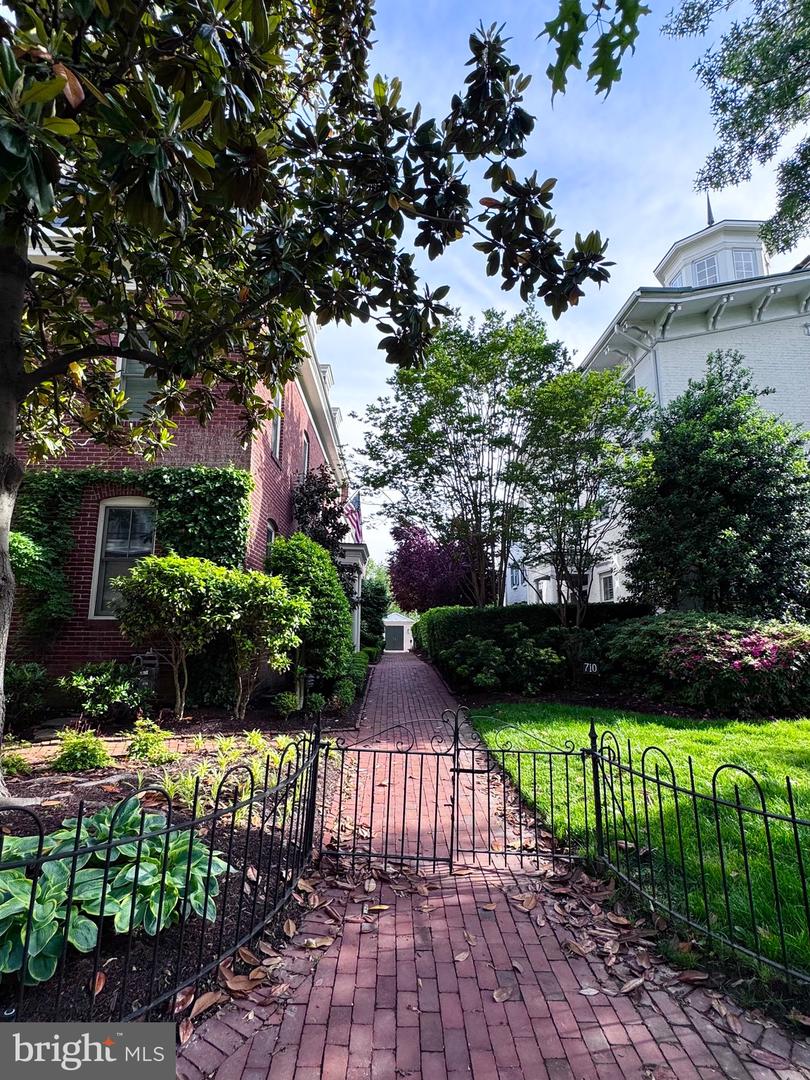 300 S COLUMBUS ST, ALEXANDRIA, Virginia 22314, 3 Bedrooms Bedrooms, 13 Rooms Rooms,3 BathroomsBathrooms,Residential,For sale,300 S COLUMBUS ST,VAAX2045270 MLS # VAAX2045270