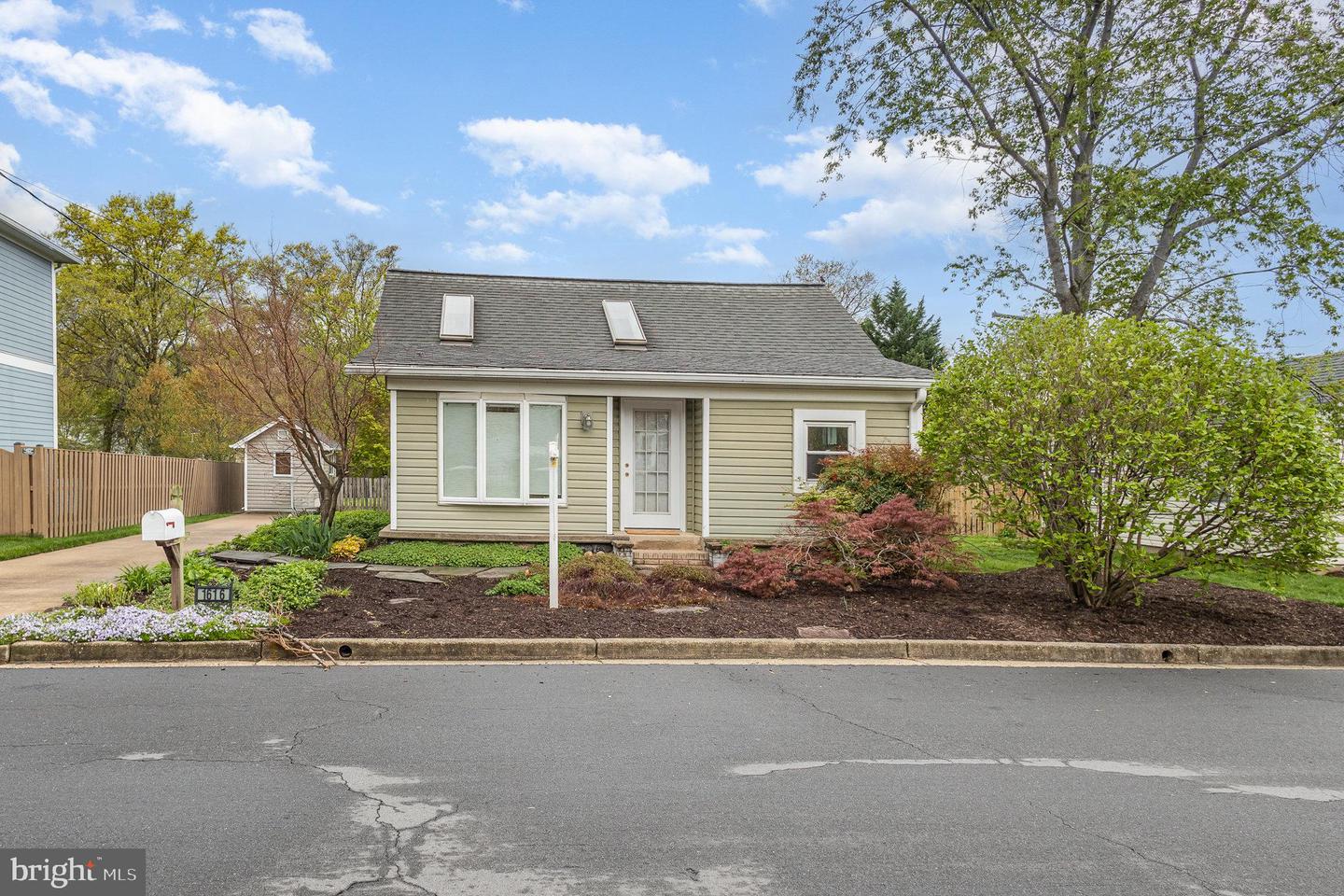 1616 S OAKLAND ST, ARLINGTON, Virginia 22204, 2 Bedrooms Bedrooms, ,1 BathroomBathrooms,Residential,For sale,1616 S OAKLAND ST,VAAR2057482 MLS # VAAR2057482
