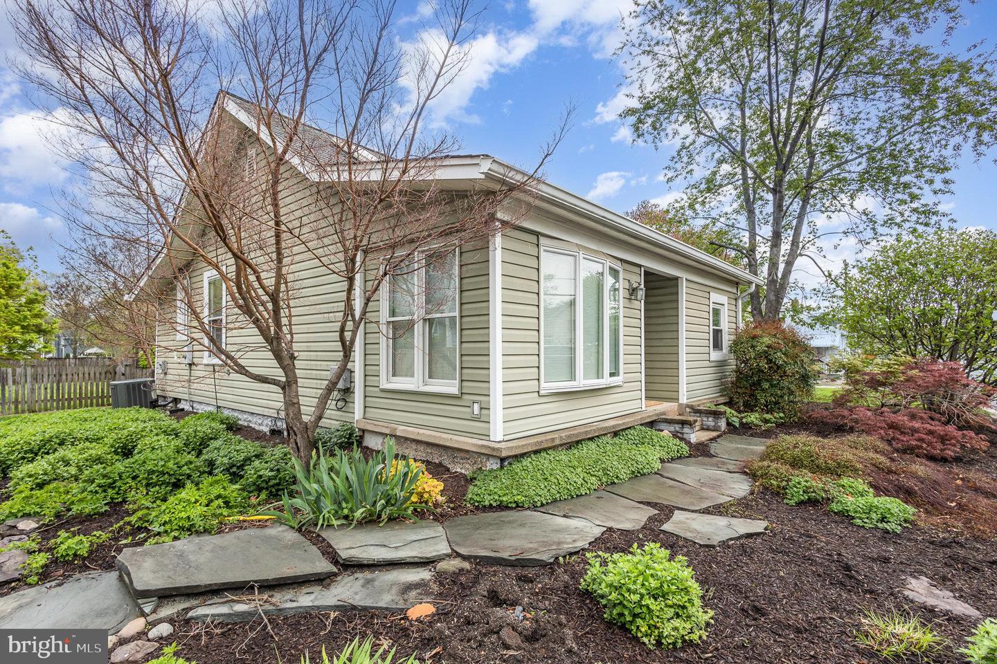 1616 S OAKLAND ST, ARLINGTON, Virginia 22204, 2 Bedrooms Bedrooms, ,1 BathroomBathrooms,Residential,For sale,1616 S OAKLAND ST,VAAR2057482 MLS # VAAR2057482