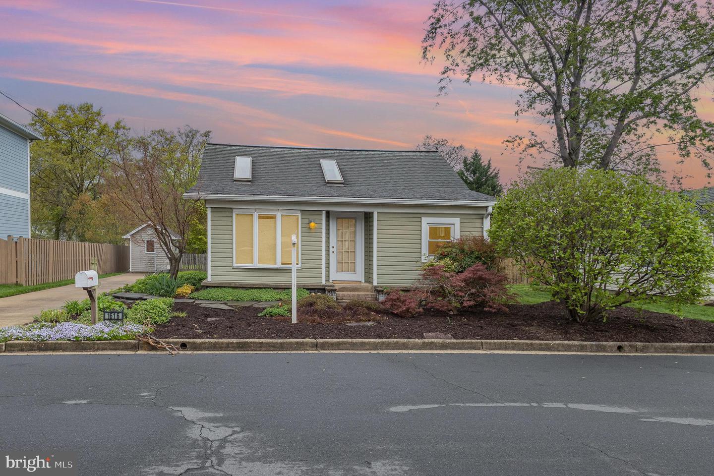 1616 S OAKLAND ST, ARLINGTON, Virginia 22204, 2 Bedrooms Bedrooms, ,1 BathroomBathrooms,Residential,For sale,1616 S OAKLAND ST,VAAR2057482 MLS # VAAR2057482