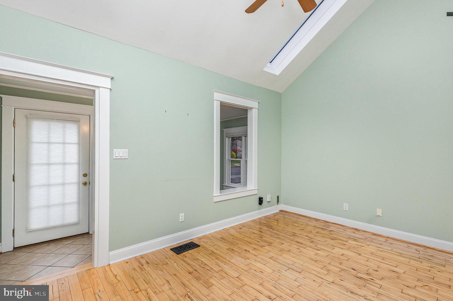 1616 S OAKLAND ST, ARLINGTON, Virginia 22204, 2 Bedrooms Bedrooms, ,1 BathroomBathrooms,Residential,For sale,1616 S OAKLAND ST,VAAR2057482 MLS # VAAR2057482