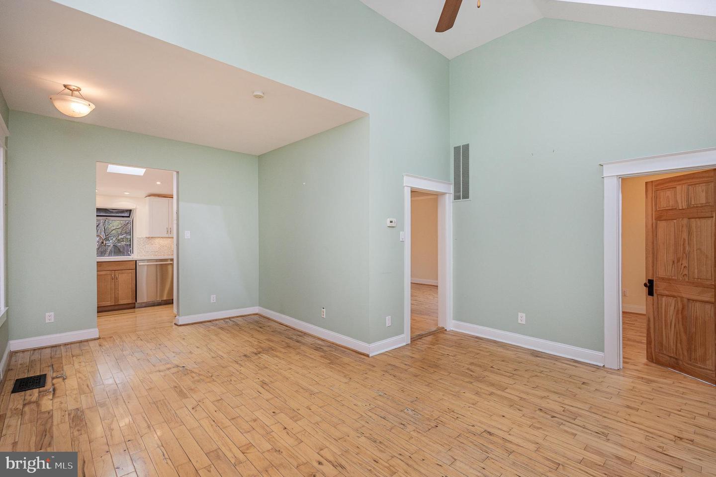 1616 S OAKLAND ST, ARLINGTON, Virginia 22204, 2 Bedrooms Bedrooms, ,1 BathroomBathrooms,Residential,For sale,1616 S OAKLAND ST,VAAR2057482 MLS # VAAR2057482
