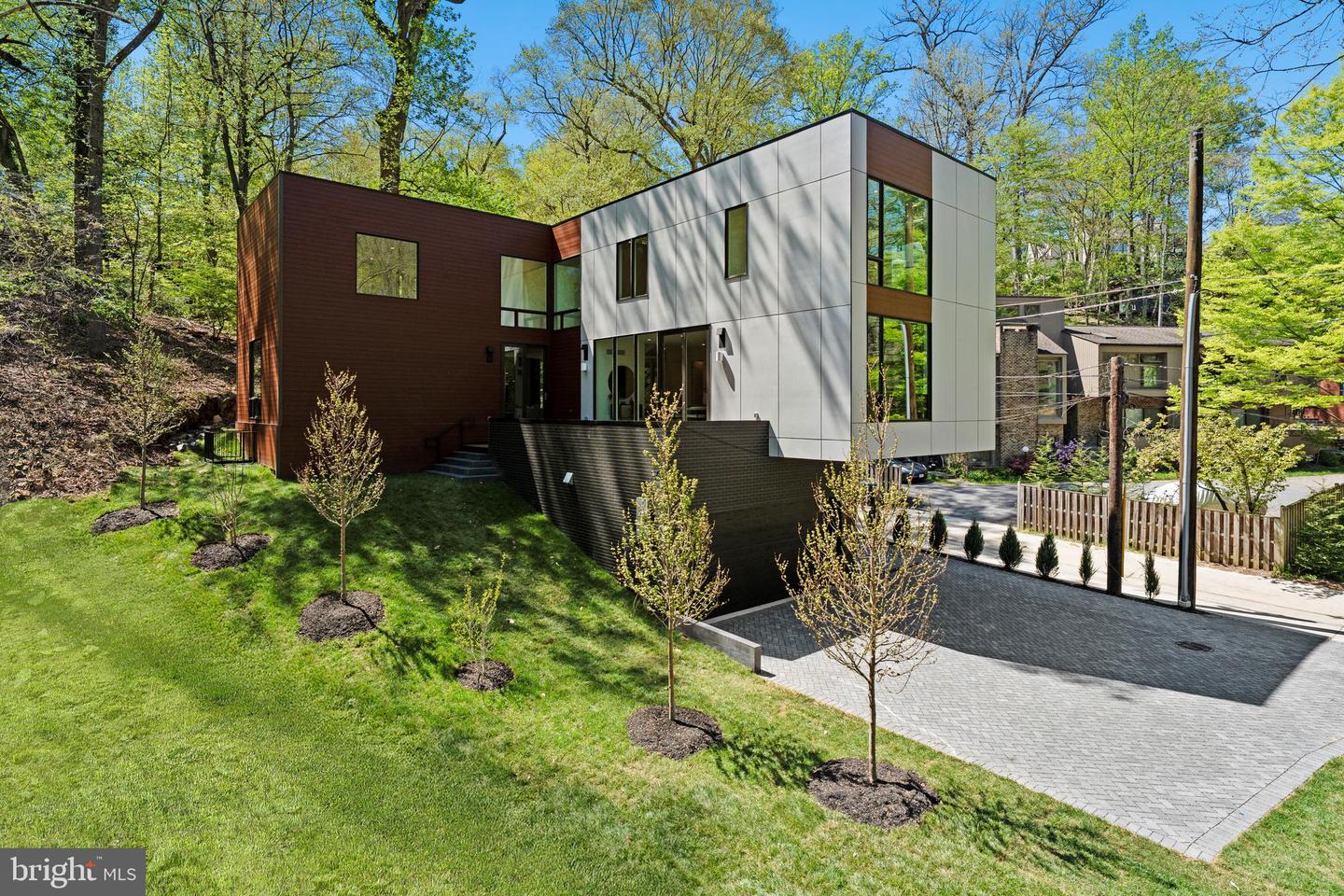 4656 BROAD BRANCH RD NW, WASHINGTON, District Of Columbia 20008, 6 Bedrooms Bedrooms, ,5 BathroomsBathrooms,Residential,For sale,4656 BROAD BRANCH RD NW,DCDC2200526 MLS # DCDC2200526