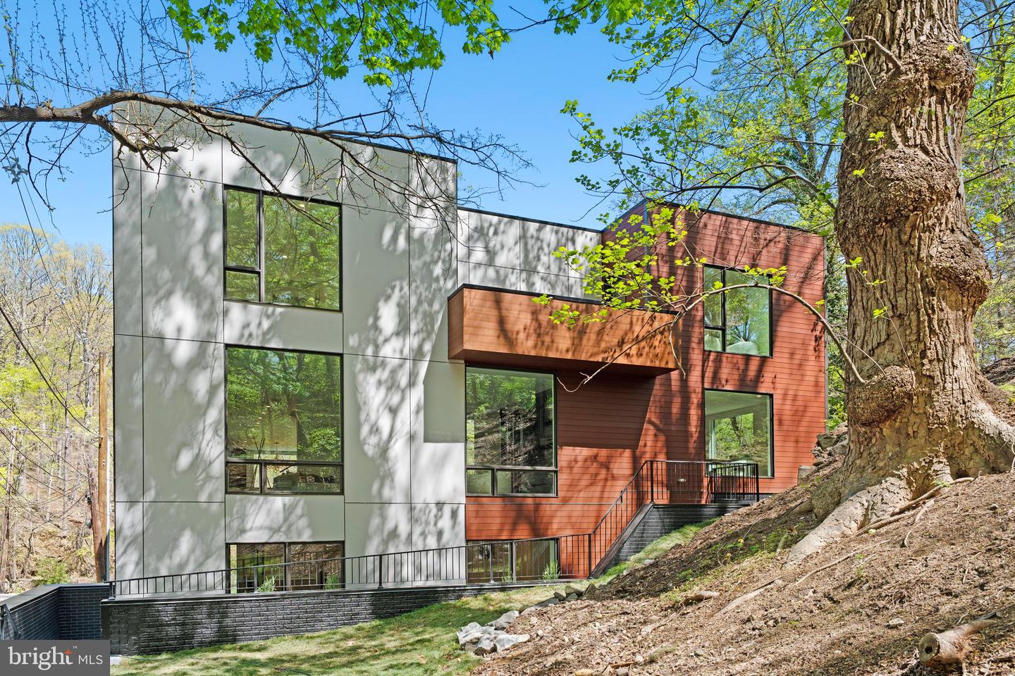 4656 BROAD BRANCH RD NW, WASHINGTON, District Of Columbia 20008, 6 Bedrooms Bedrooms, ,5 BathroomsBathrooms,Residential,For sale,4656 BROAD BRANCH RD NW,DCDC2200526 MLS # DCDC2200526