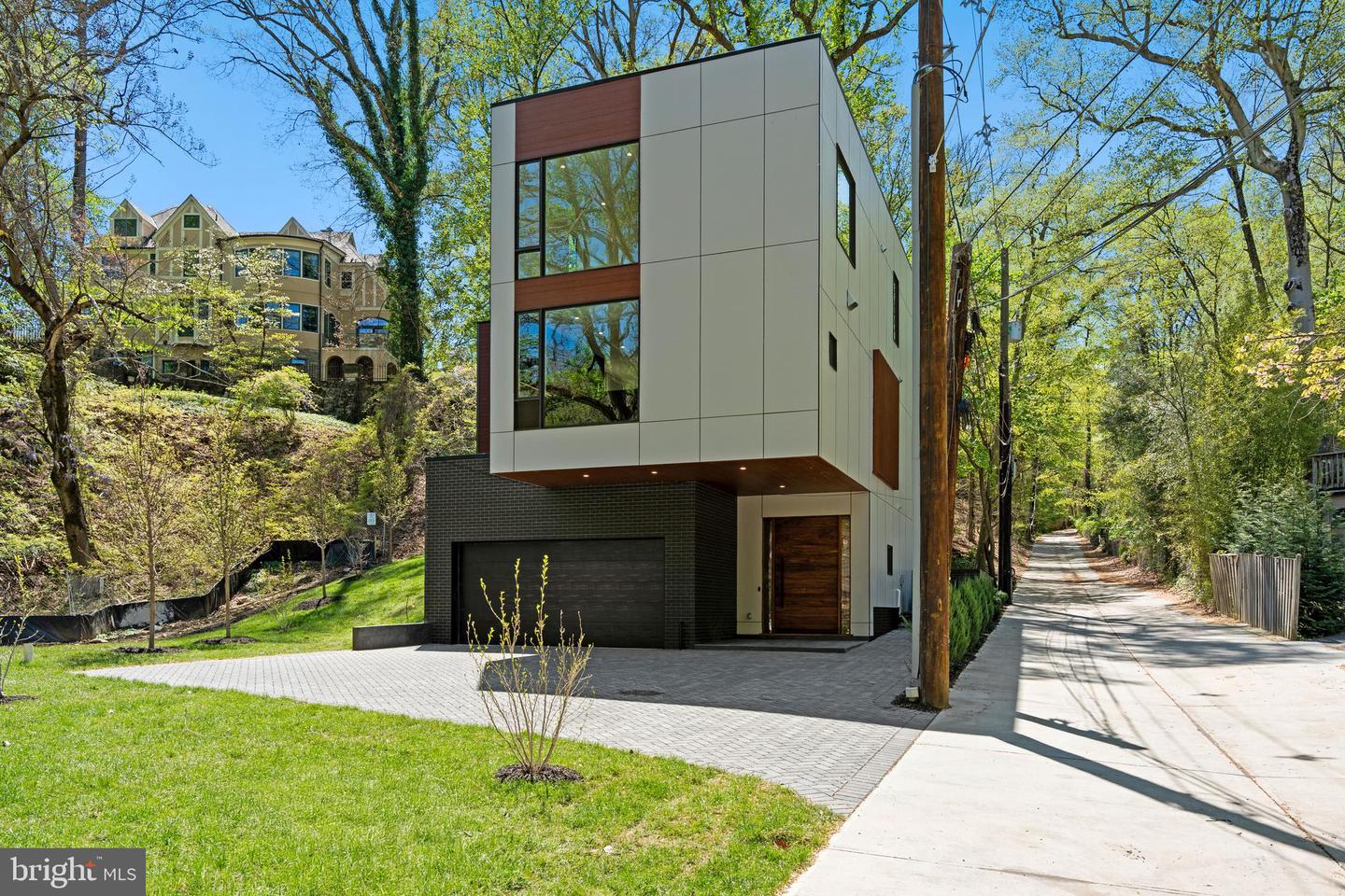 4656 BROAD BRANCH RD NW, WASHINGTON, District Of Columbia 20008, 6 Bedrooms Bedrooms, ,5 BathroomsBathrooms,Residential,For sale,4656 BROAD BRANCH RD NW,DCDC2200526 MLS # DCDC2200526