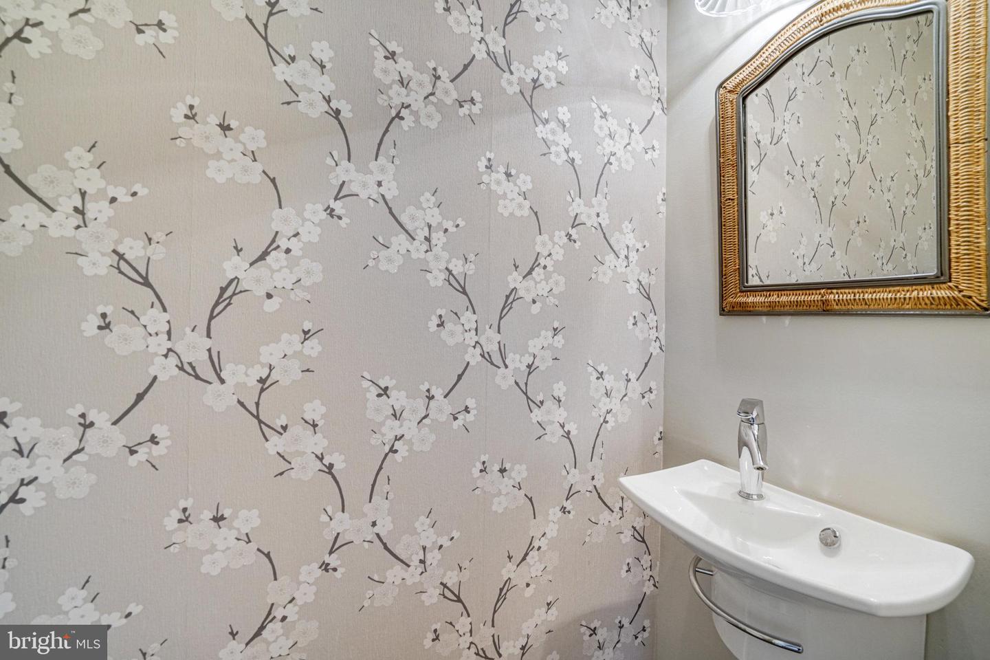 101 ROBERTS LN, ALEXANDRIA, Virginia 22314, 3 Bedrooms Bedrooms, ,2 BathroomsBathrooms,Residential,For sale,101 ROBERTS LN,VAAX2045346 MLS # VAAX2045346