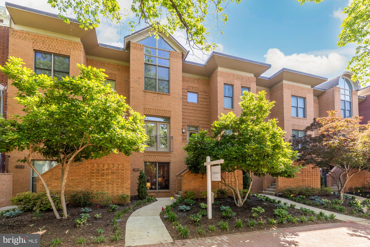 266 KENTUCKY AVE SE #B, WASHINGTON, District Of Columbia 20003, 2 Bedrooms Bedrooms, ,2 BathroomsBathrooms,Residential,For sale,266 KENTUCKY AVE SE #B,DCDC2200640 MLS # DCDC2200640