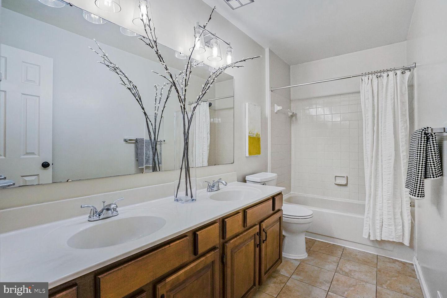 5260 GLEN MEADOW RD, CENTREVILLE, Virginia 20120, 5 Bedrooms Bedrooms, ,3 BathroomsBathrooms,Residential,For sale,5260 GLEN MEADOW RD,VAFX2220582 MLS # VAFX2220582
