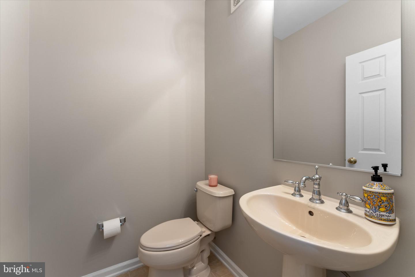 43840 HICKORY CORNER TER #112, ASHBURN, Virginia 20147, 2 Bedrooms Bedrooms, ,2 BathroomsBathrooms,Residential,For sale,43840 HICKORY CORNER TER #112,VALO2090122 MLS # VALO2090122