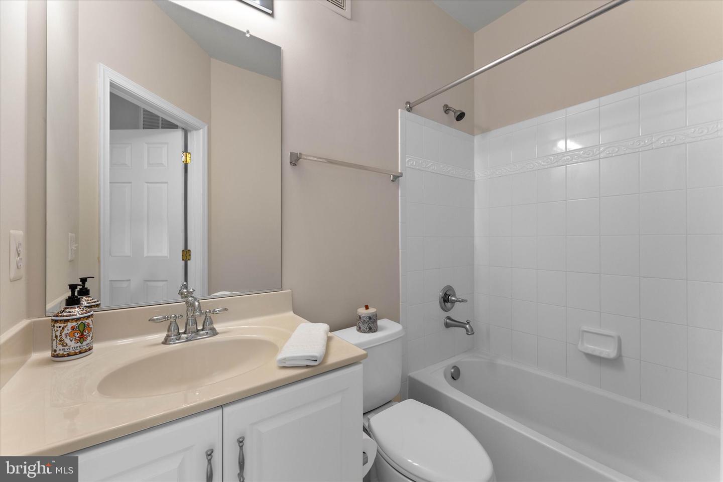 43840 HICKORY CORNER TER #112, ASHBURN, Virginia 20147, 2 Bedrooms Bedrooms, ,2 BathroomsBathrooms,Residential,For sale,43840 HICKORY CORNER TER #112,VALO2090122 MLS # VALO2090122
