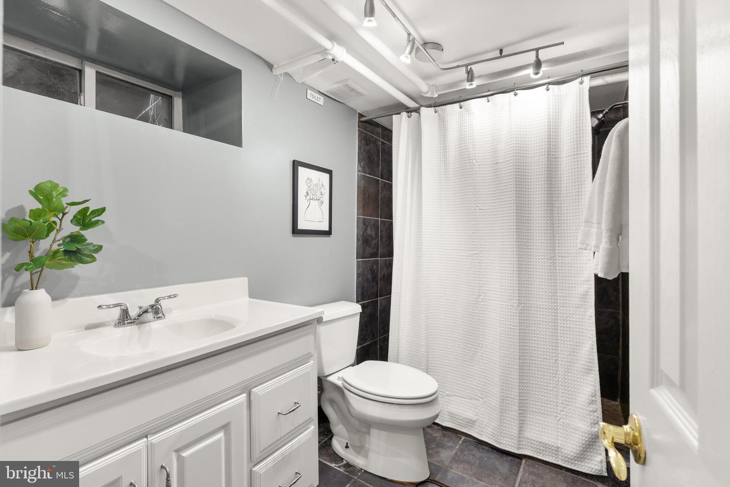 2819 S JOYCE ST, ARLINGTON, Virginia 22202, 4 Bedrooms Bedrooms, ,4 BathroomsBathrooms,Residential,For sale,2819 S JOYCE ST,VAAR2055498 MLS # VAAR2055498