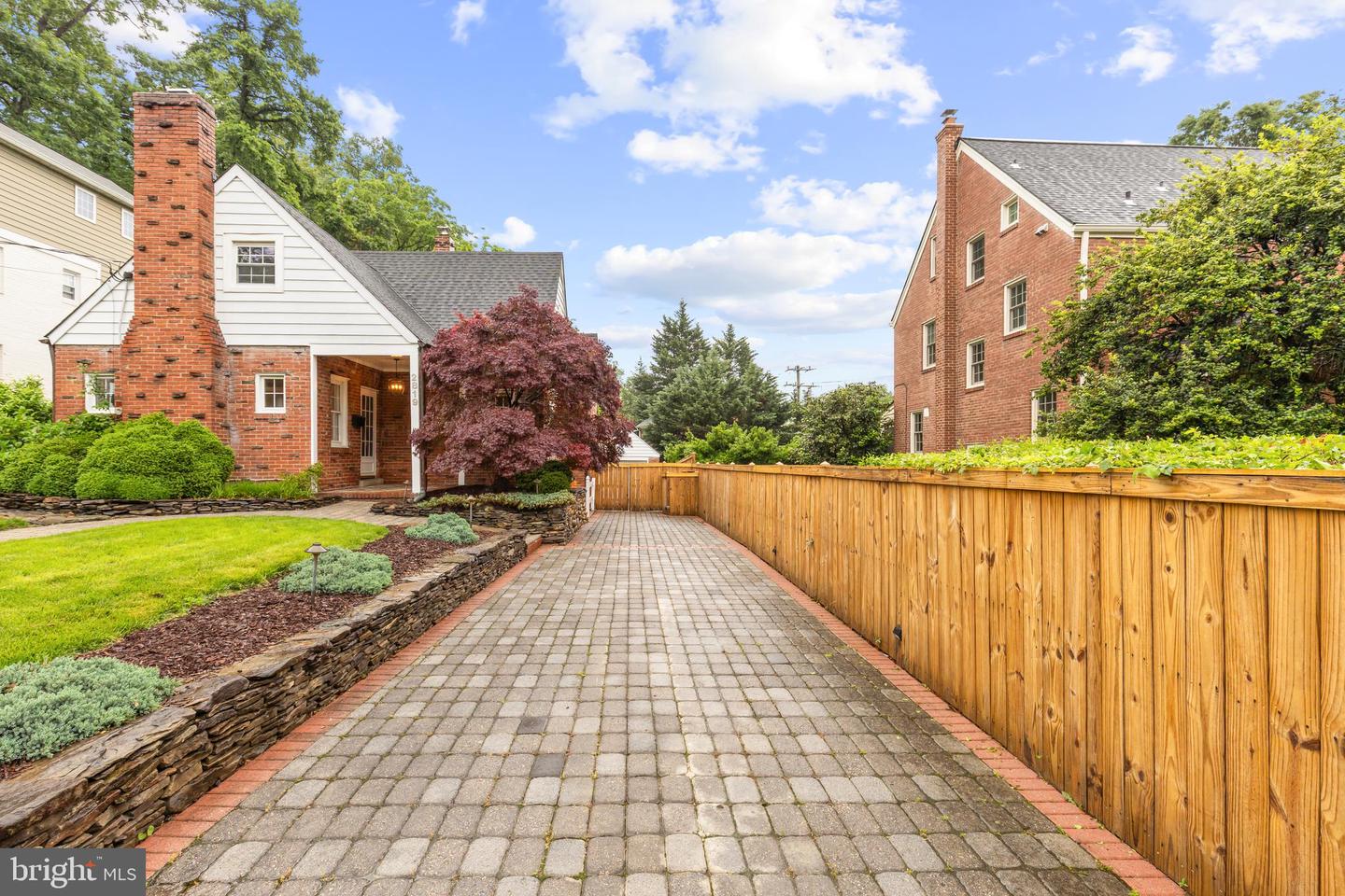2819 S JOYCE ST, ARLINGTON, Virginia 22202, 4 Bedrooms Bedrooms, ,4 BathroomsBathrooms,Residential,For sale,2819 S JOYCE ST,VAAR2055498 MLS # VAAR2055498