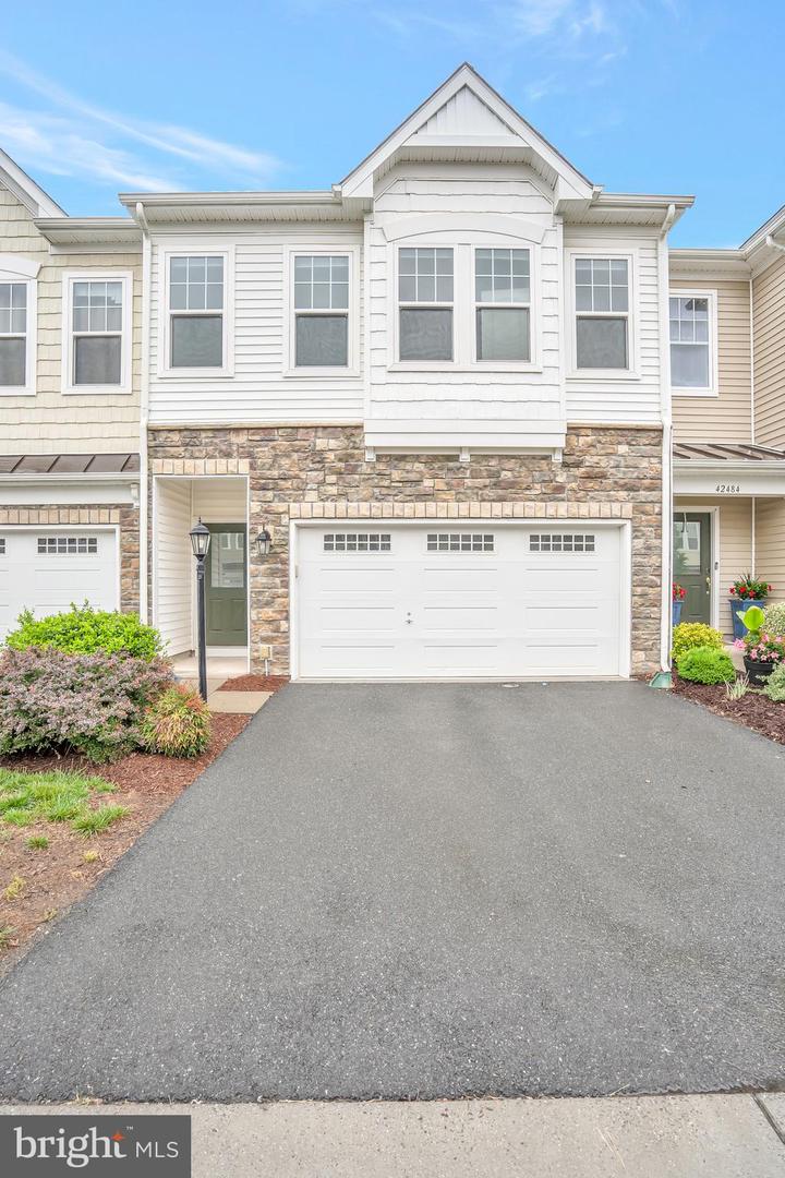 42482 BENFOLD SQ, BRAMBLETON, Virginia 20148, 3 Bedrooms Bedrooms, ,2 BathroomsBathrooms,Residential,For sale,42482 BENFOLD SQ,VALO2093266 MLS # VALO2093266