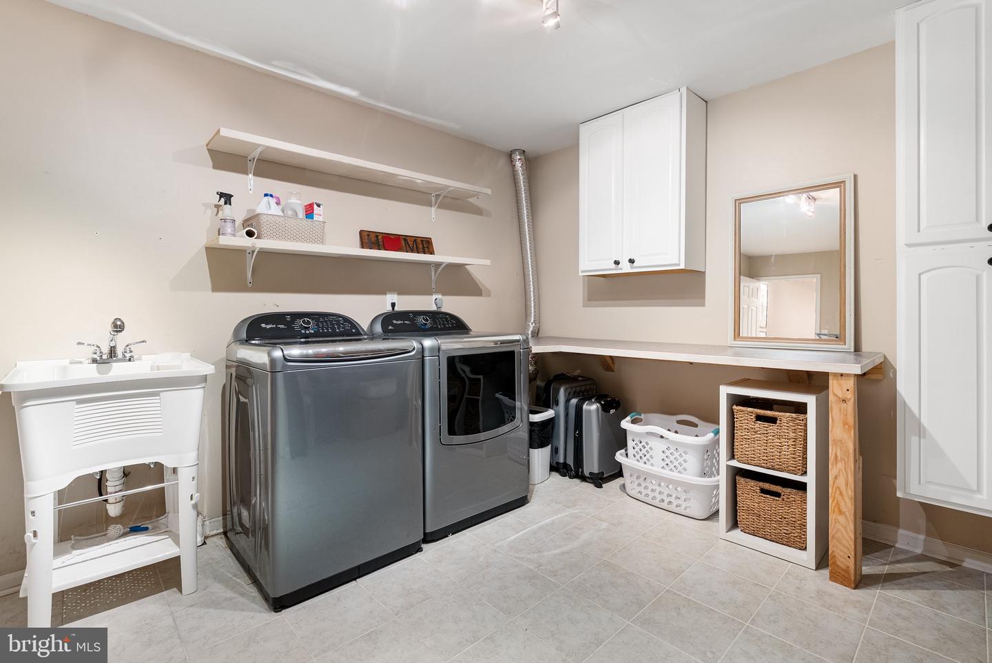 711 W COUNTRY CLUB DR, PURCELLVILLE, Virginia 20132, 4 Bedrooms Bedrooms, ,3 BathroomsBathrooms,Residential,For sale,711 W COUNTRY CLUB DR,VALO2093556 MLS # VALO2093556