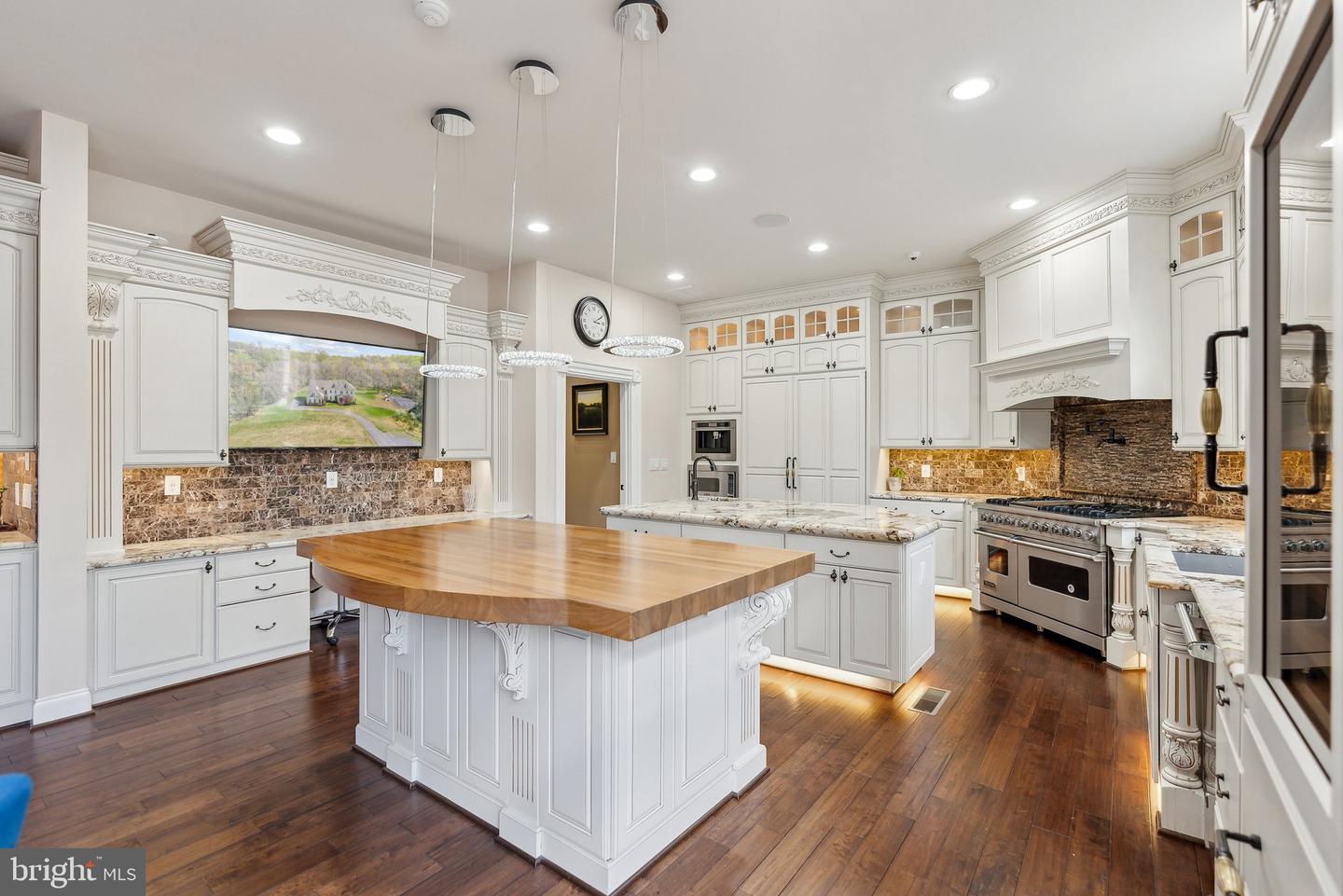 11561 STUART MILL RD, OAKTON, Virginia 22124, 5 Bedrooms Bedrooms, ,5 BathroomsBathrooms,Residential,For sale,11561 STUART MILL RD,VAFX2233984 MLS # VAFX2233984