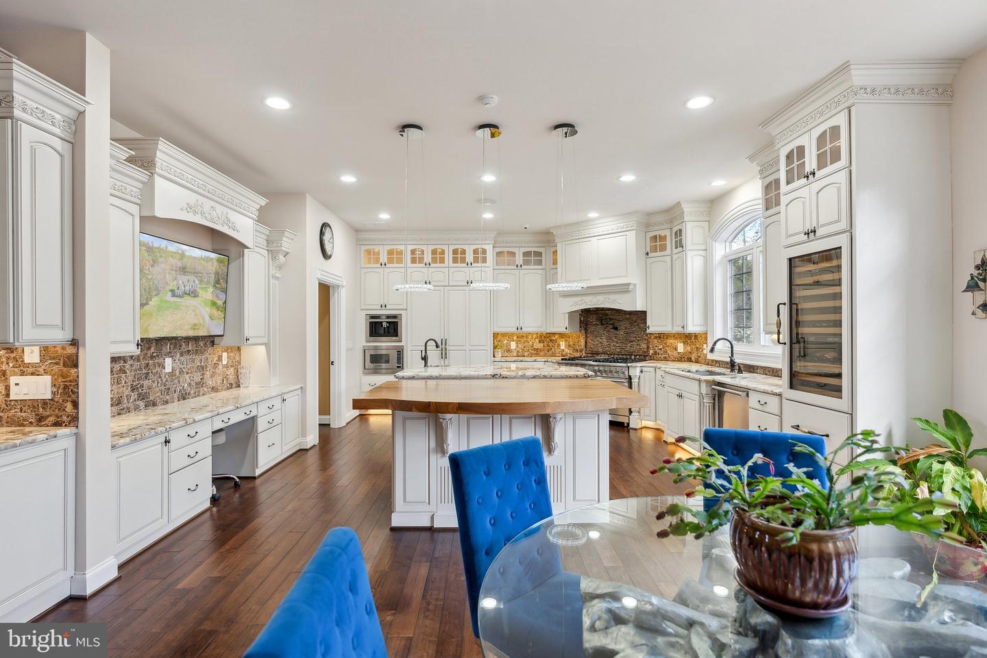 11561 STUART MILL RD, OAKTON, Virginia 22124, 5 Bedrooms Bedrooms, ,5 BathroomsBathrooms,Residential,For sale,11561 STUART MILL RD,VAFX2233984 MLS # VAFX2233984