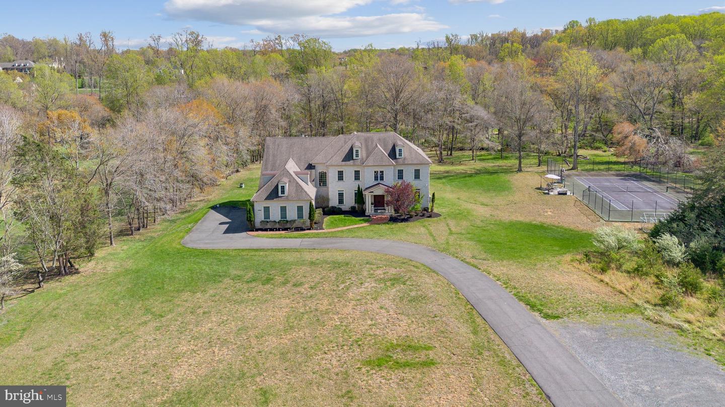 11561 STUART MILL RD, OAKTON, Virginia 22124, 5 Bedrooms Bedrooms, ,5 BathroomsBathrooms,Residential,For sale,11561 STUART MILL RD,VAFX2233984 MLS # VAFX2233984