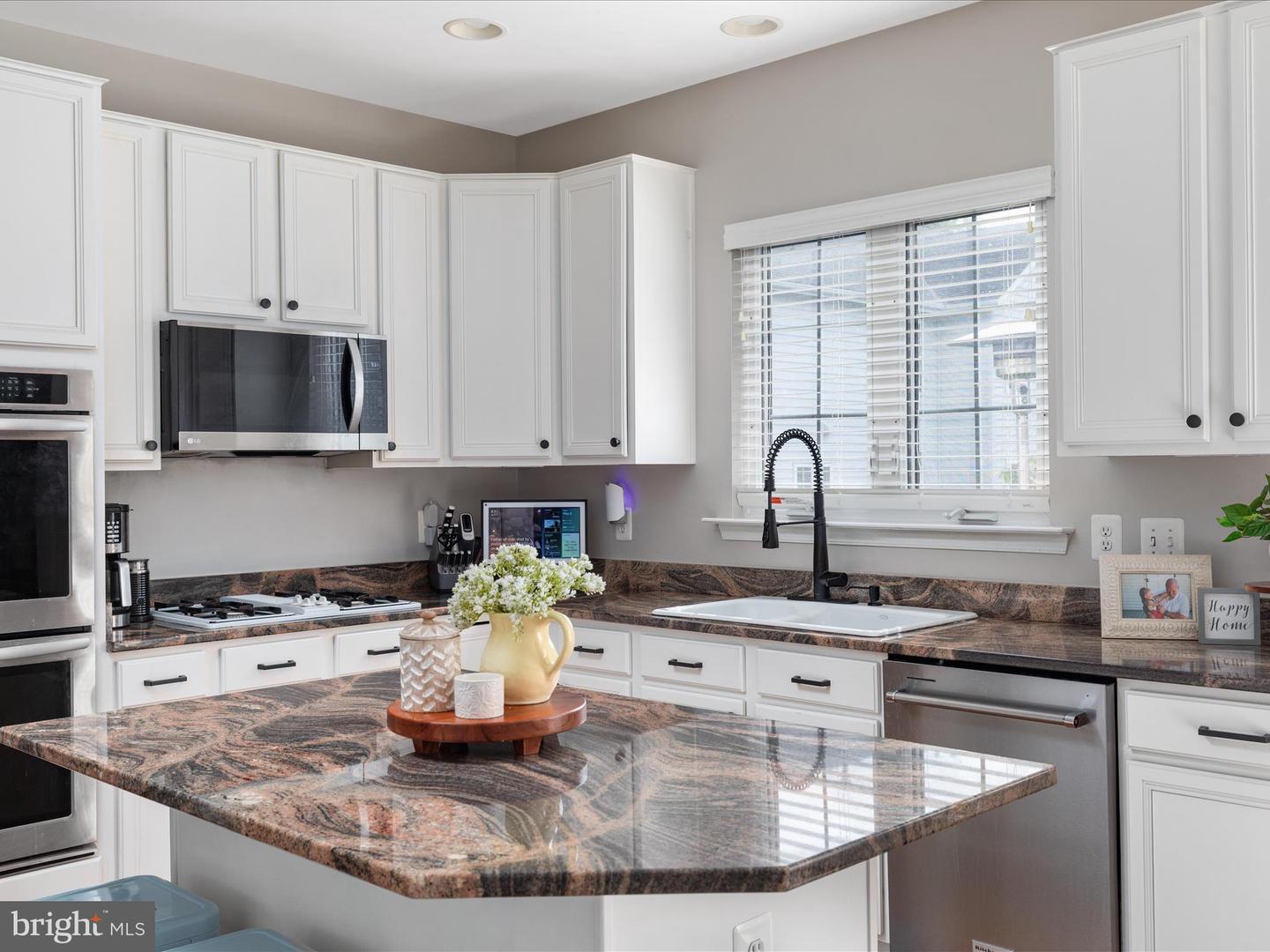 8705 LORDS VIEW LOOP, GAINESVILLE, Virginia 20155, 5 Bedrooms Bedrooms, ,4 BathroomsBathrooms,Residential,For sale,8705 LORDS VIEW LOOP,VAPW2092380 MLS # VAPW2092380